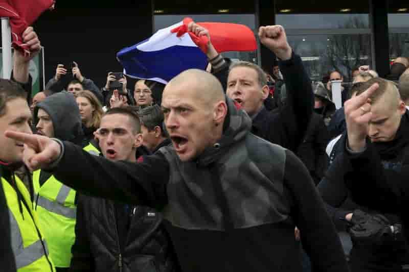 Une vingtaine d'interpelles apres une manifestation interdite a calais
