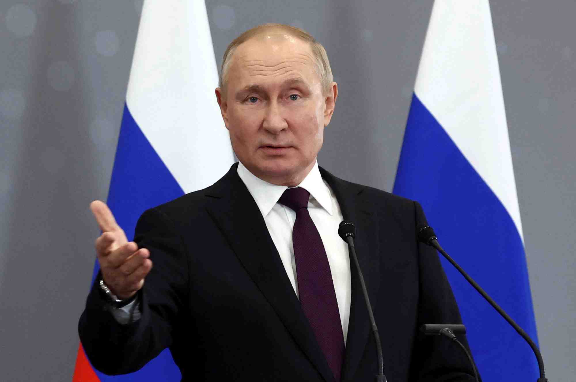Le president russe vladimir poutine assiste a une conference de presse a l'issue du sommet des dirigeants de la communaute des etats independants (cei) a astana