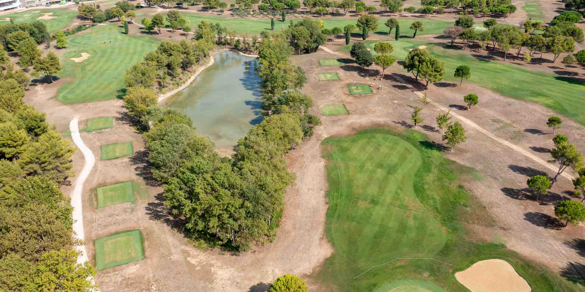 Certains golfs, comme celui de Massane près de Montpellier, ont notamment arrêté d’arroser les fairways, bandes courtes entre le départ et le green, pour réduire leur consommation d'eau.