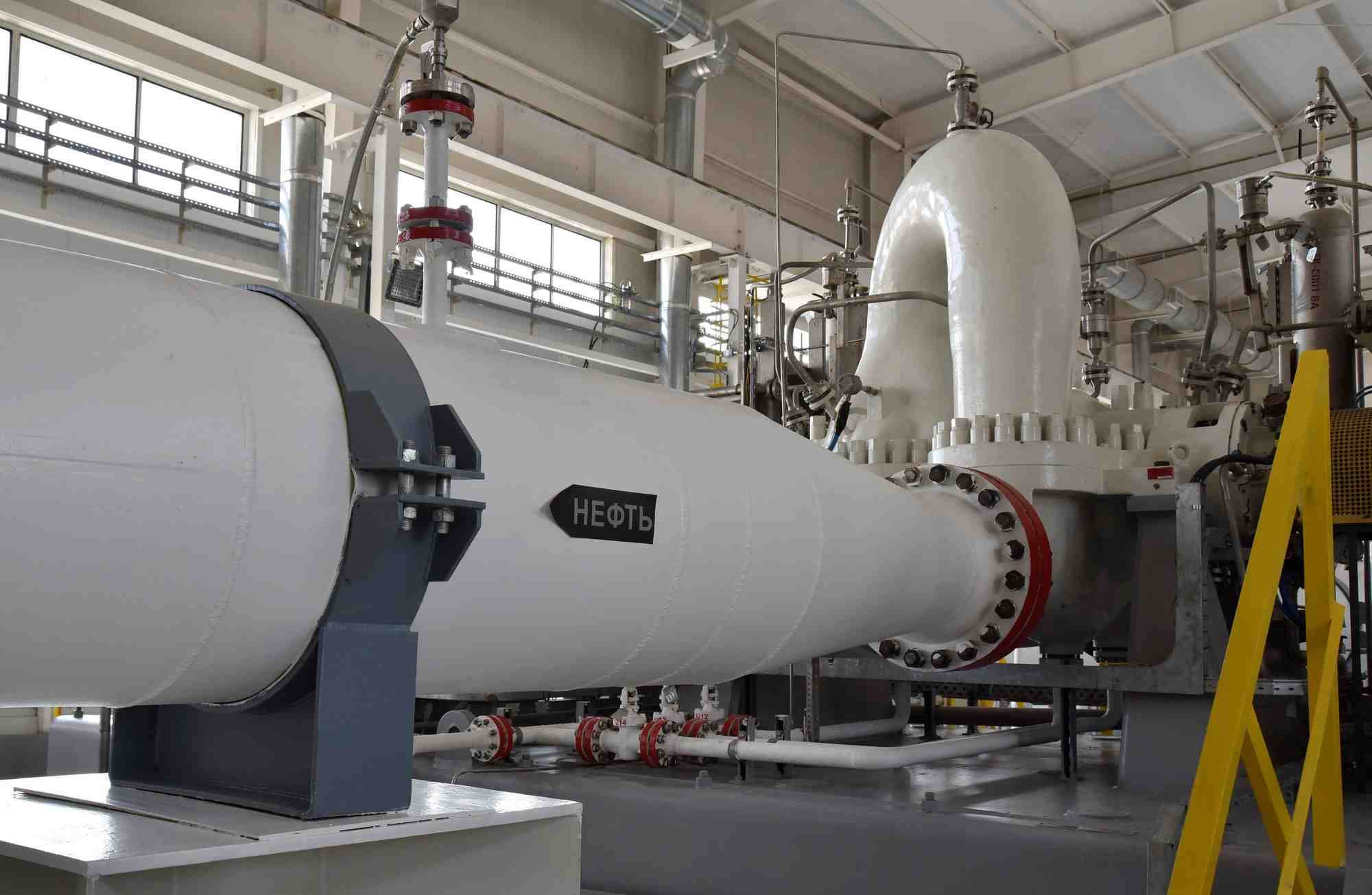 Une vue interieure montre une nouvelle station de pompage du consortium du pipeline de la mer caspienne