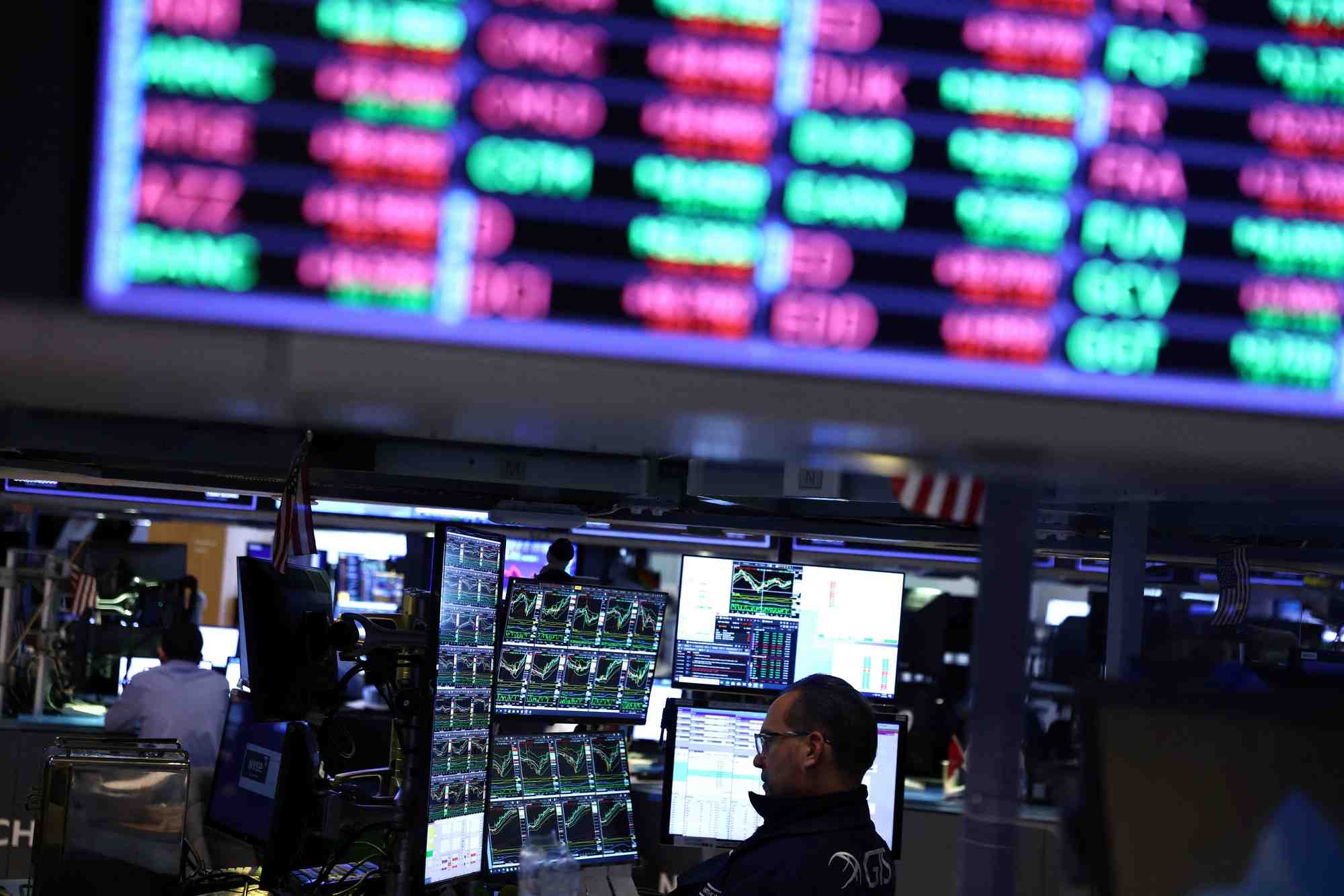 Des traders travaillent a la bourse de new york (nyse)