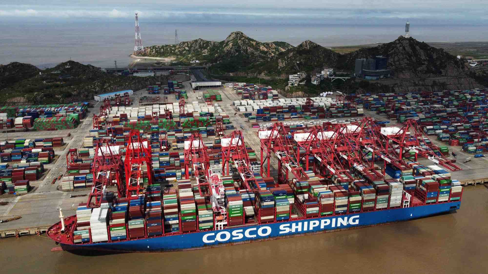 Photo d'archives d'un porte-conteneurs cosco shipping a shanghai, en chine