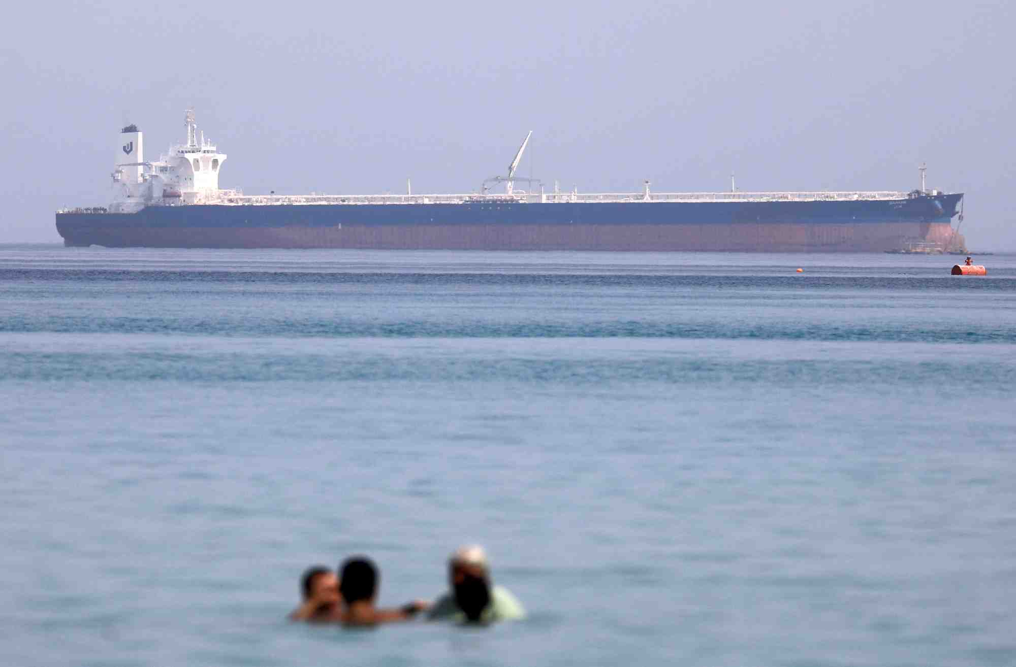 Un navire petrolier traverse le golfe de suez en direction de la mer rouge