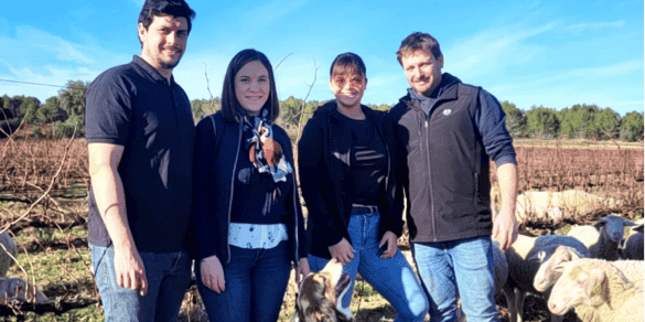 Rémi et Naïs Dumas (à g.), Alicia Desfours et Pascal Conge (à d.), deux couples de jeunes viticulteurs héraultais qui se lancent ensemble dans l’élevage de brebis laitières.
