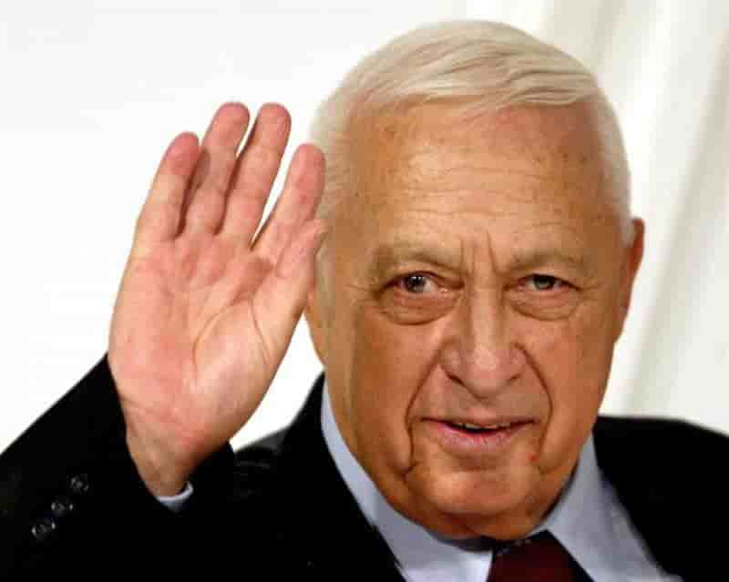 Ariel Sharon s'accroche à la vie, disent les médecins
