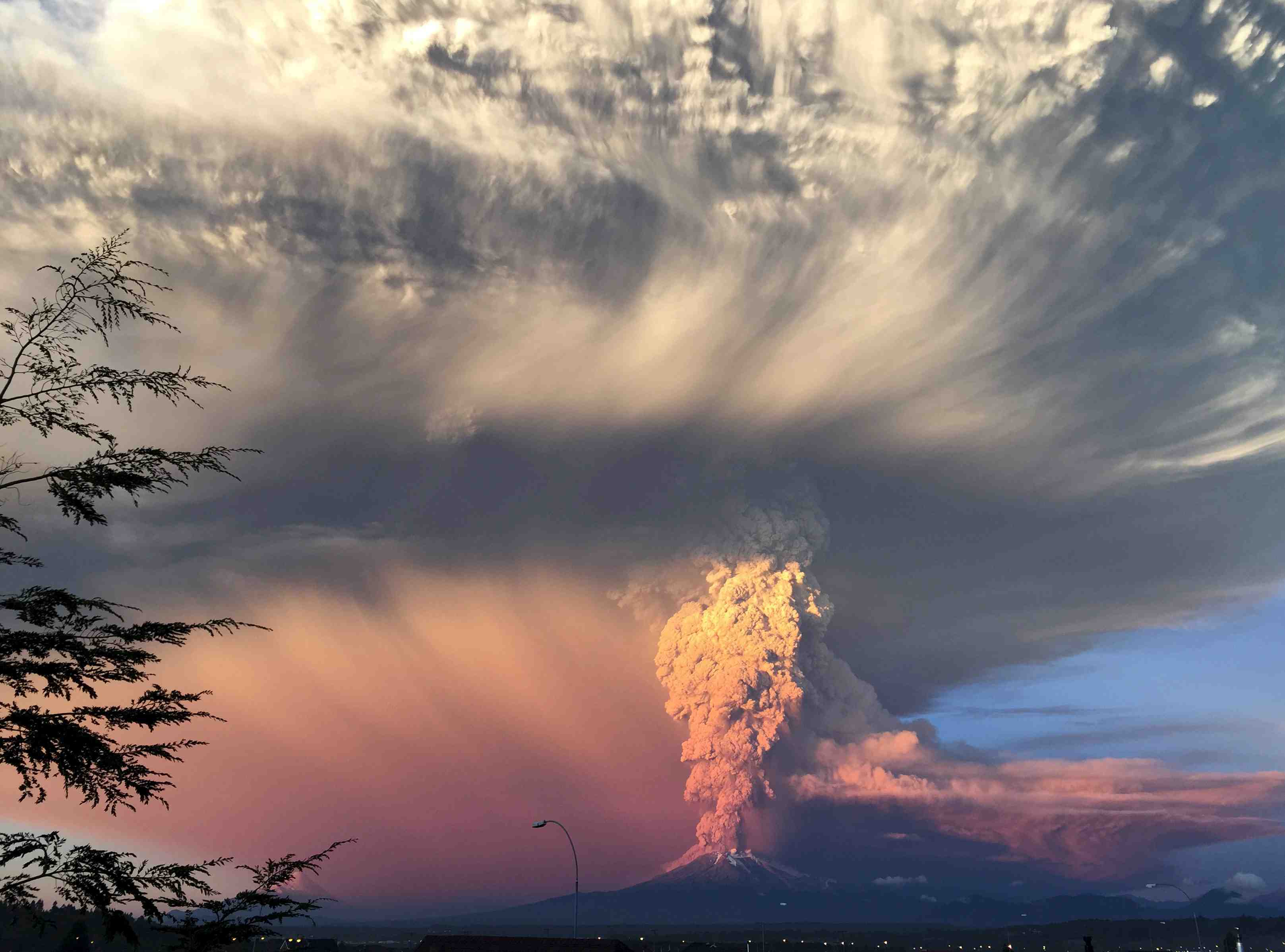 Violente eruption du volcan calbuco dans le sud du chili