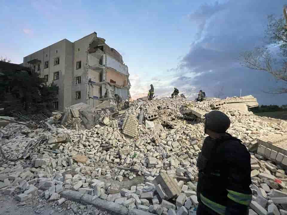 Ukraine: six morts dans une attaque de roquettes contre un immeuble du donbass