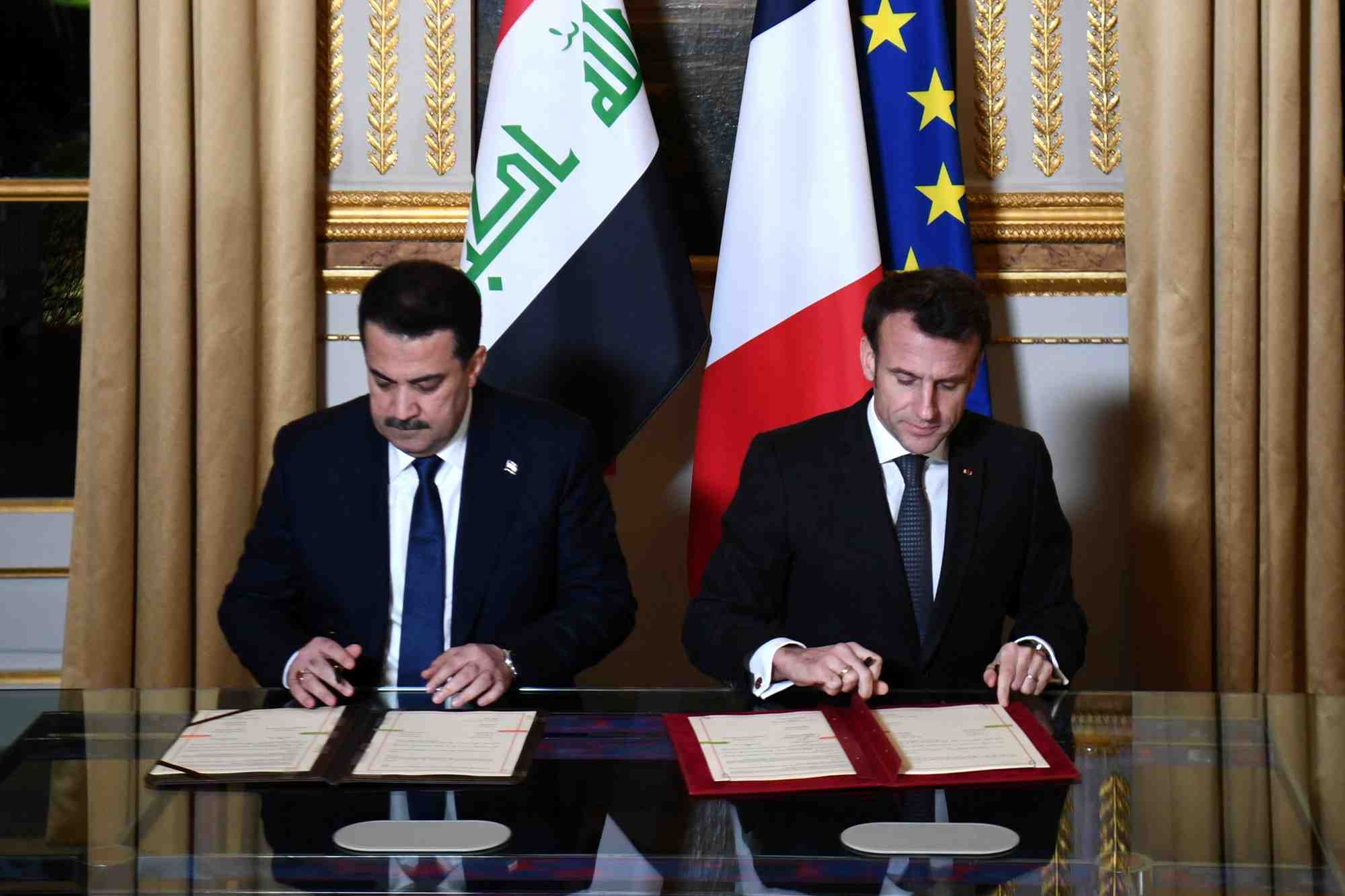 Le president francais emmanuel macron et le premier ministre irakien mohammed al-sudani signent des documents a l'elysee a paris