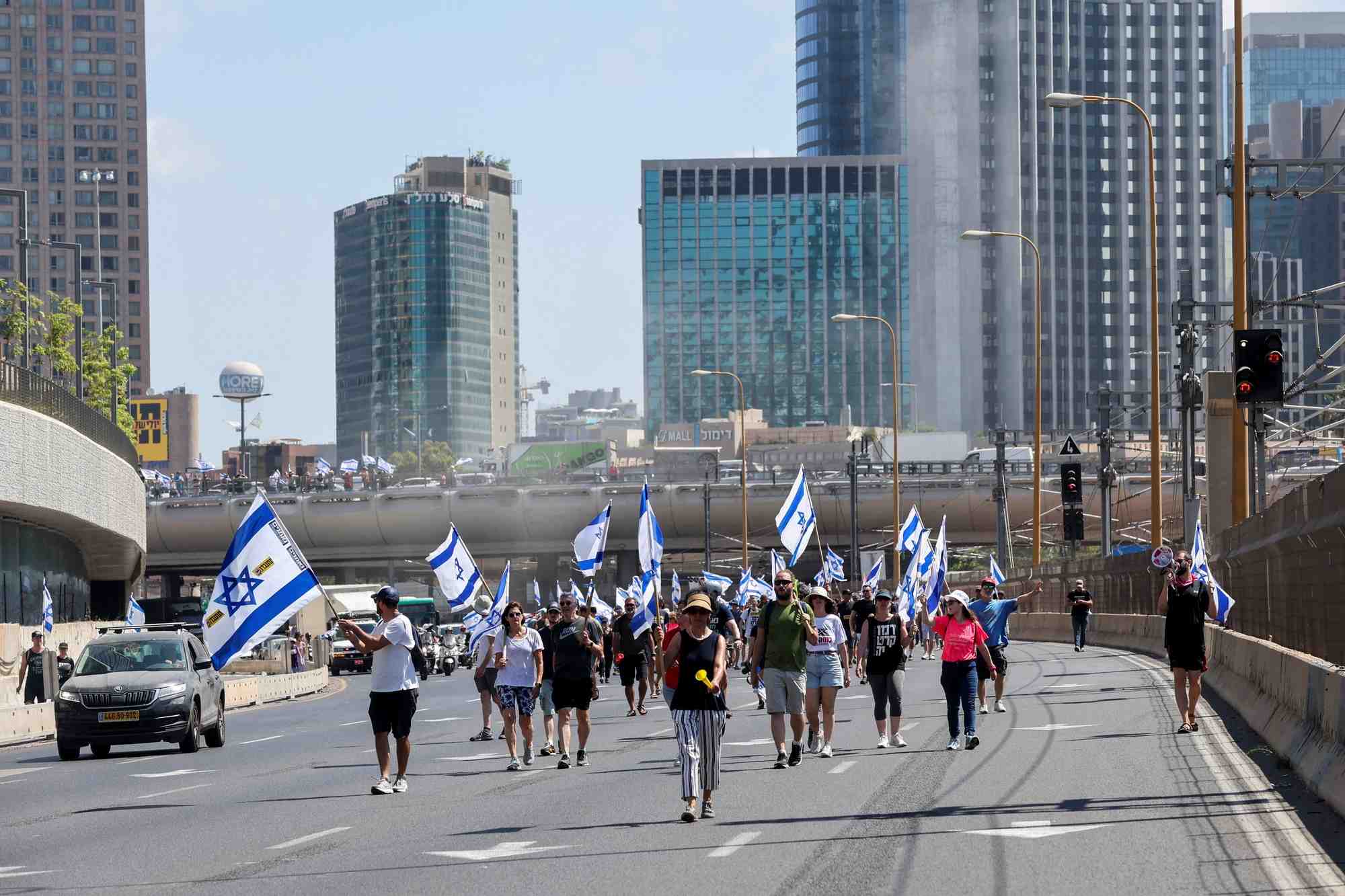 Des personnes manifestent lors de la "journee de perturbation" a tel aviv, israel