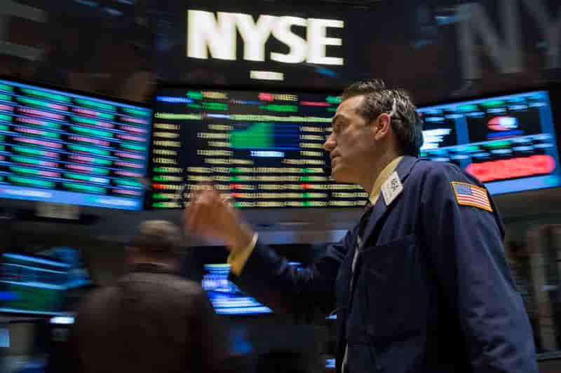 Wall Street ouvre en repli après ses records de jeudi
