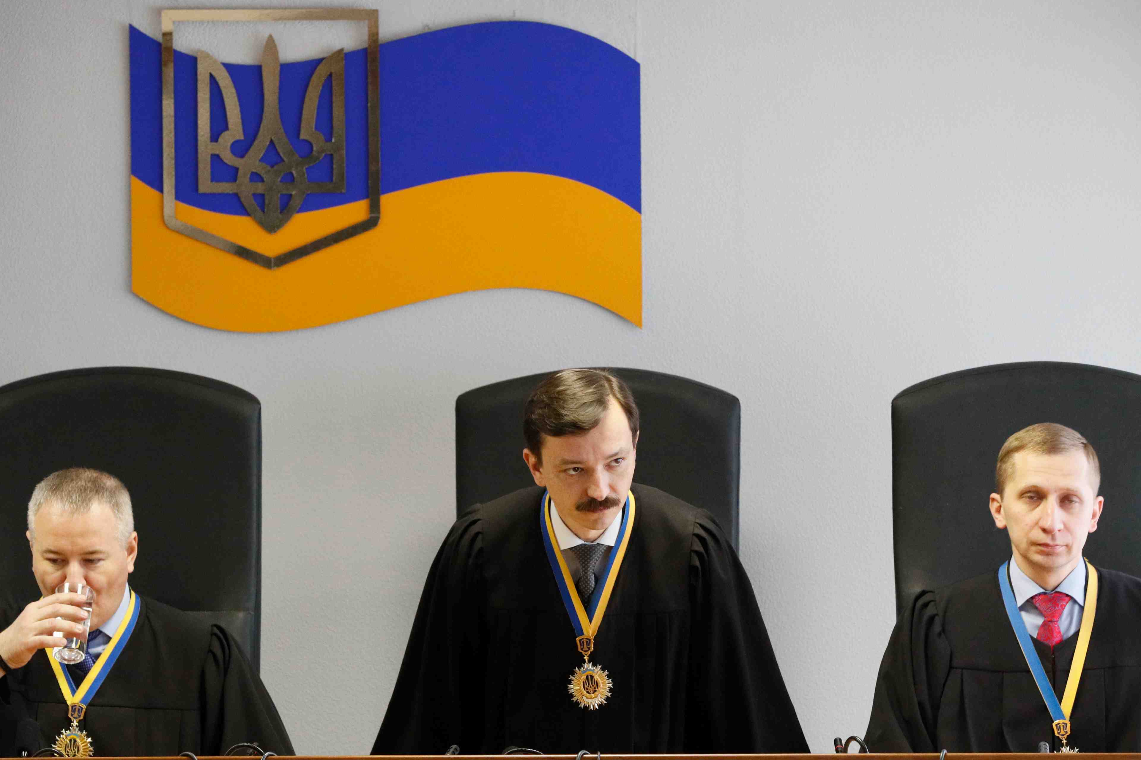L'ex-president ukrainien ianoukovitch condamne a 13 ans de prison
