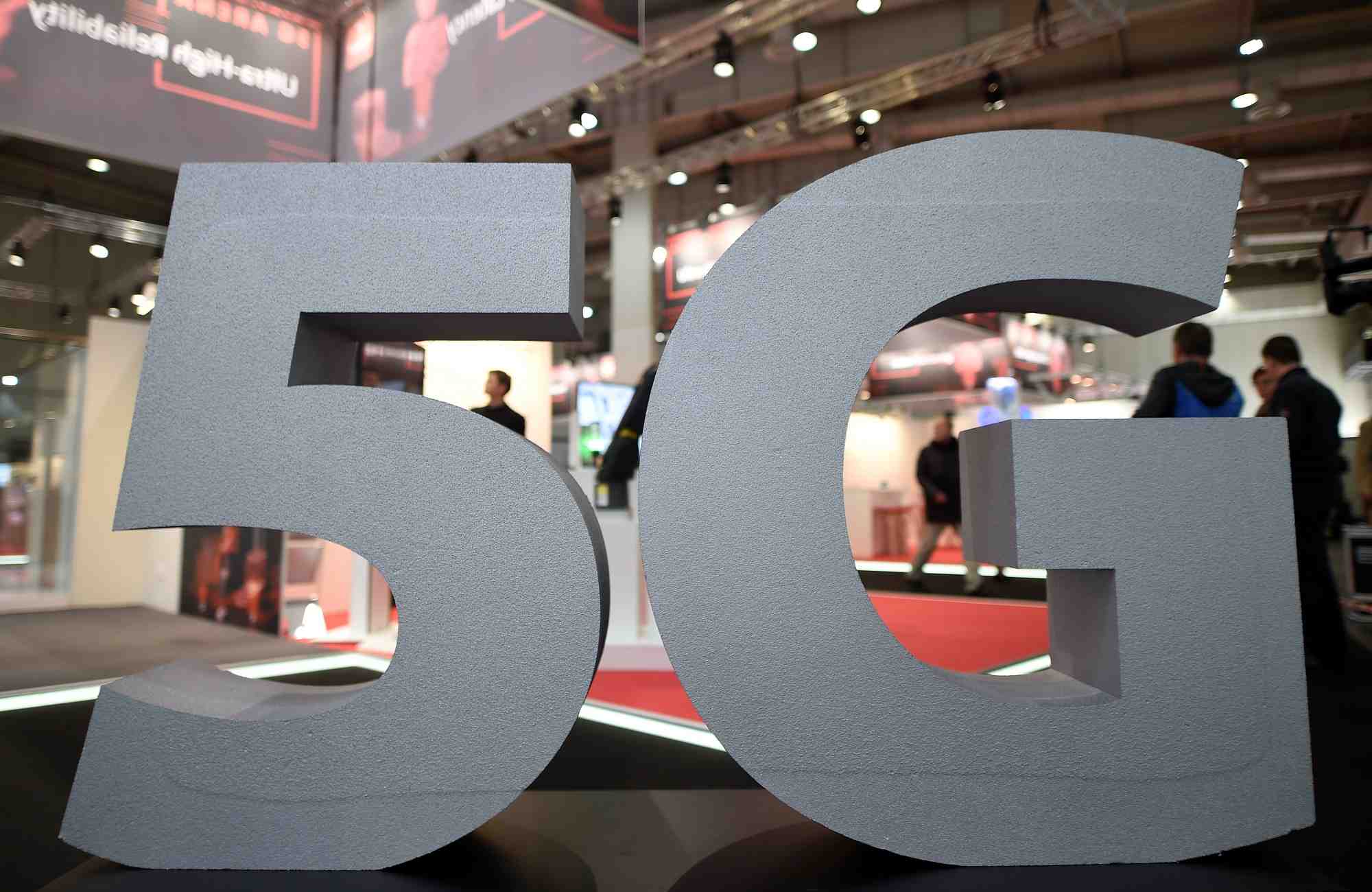 5g: la france mise sur la souverainete europeenne mais n'exclut personne, dit macron