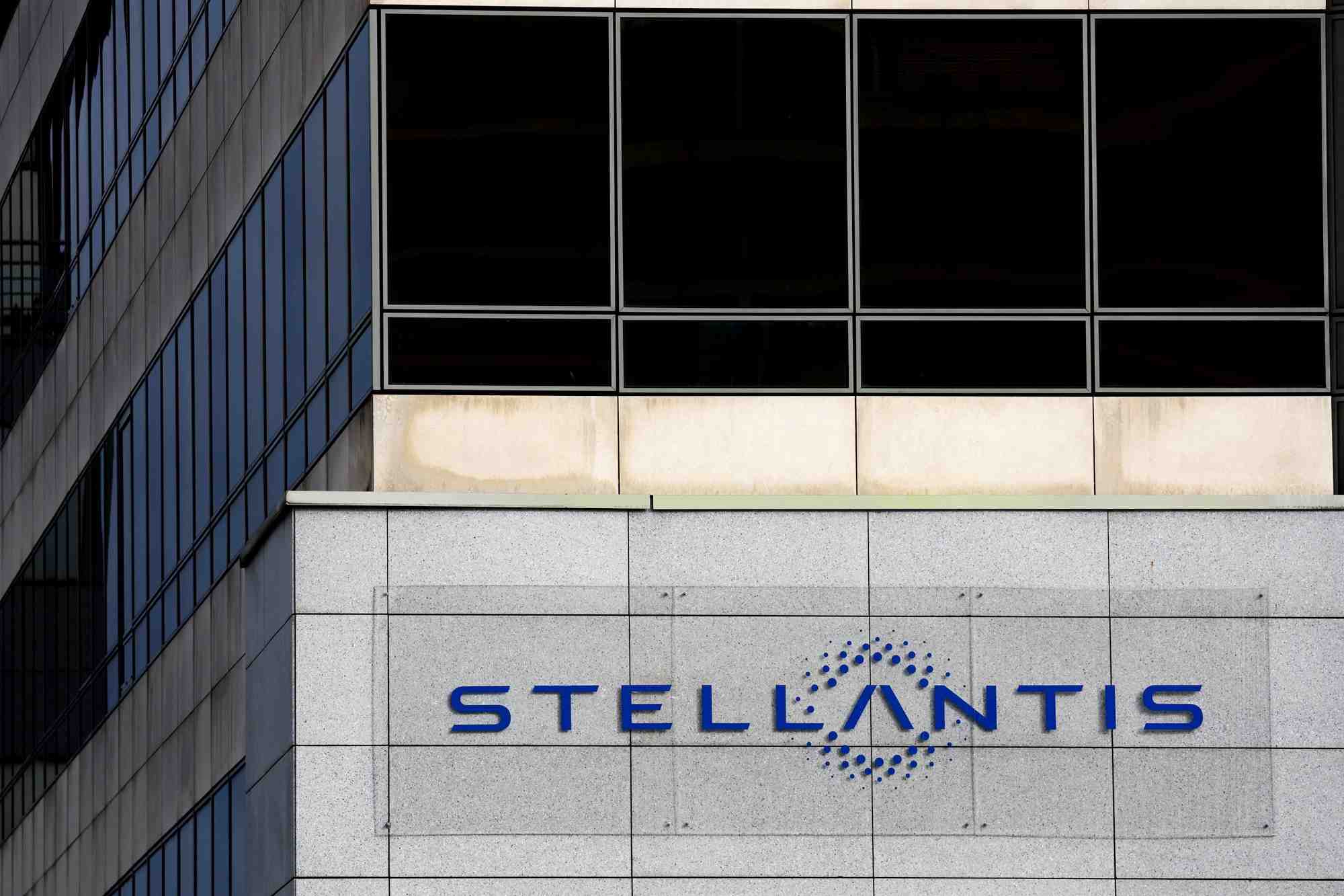 Le logo de stellantis visible sur le siege de la societe a poissy