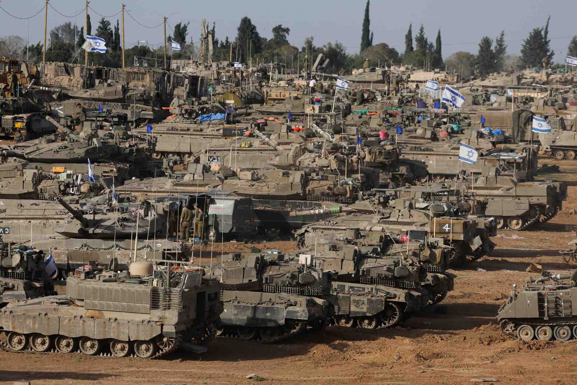 Des vehicules militaires israeliens sont apercus pres de la frontiere entre israel et gaza
