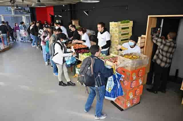 Distribution alimentaire pour des étudiants à Paris.