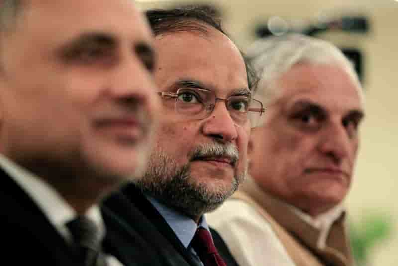 Le ministre pakistanais de l'interieur blesse par balle