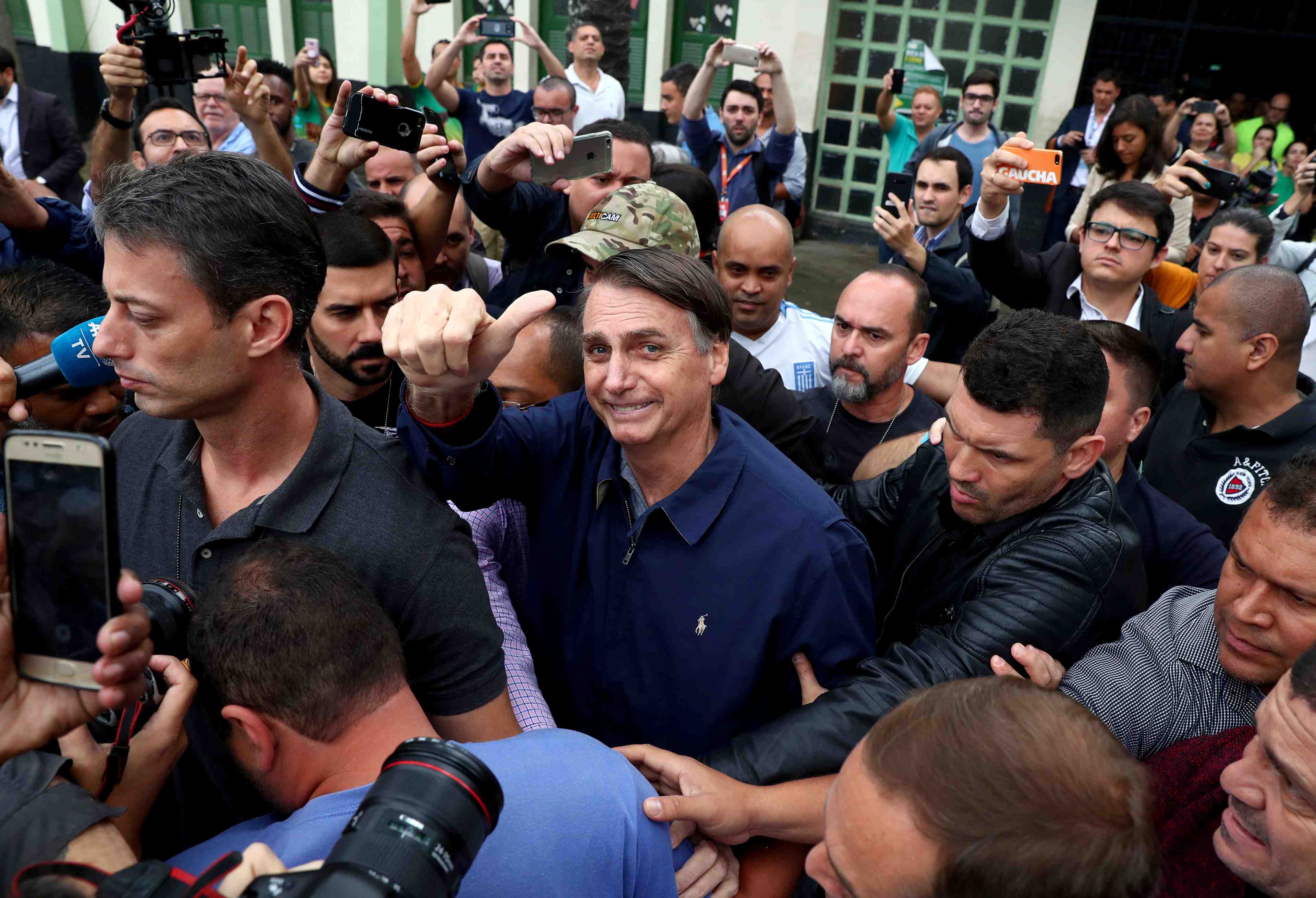Bresil: jair bolsonaro tres largement en tete du premier tour de la presidentielle