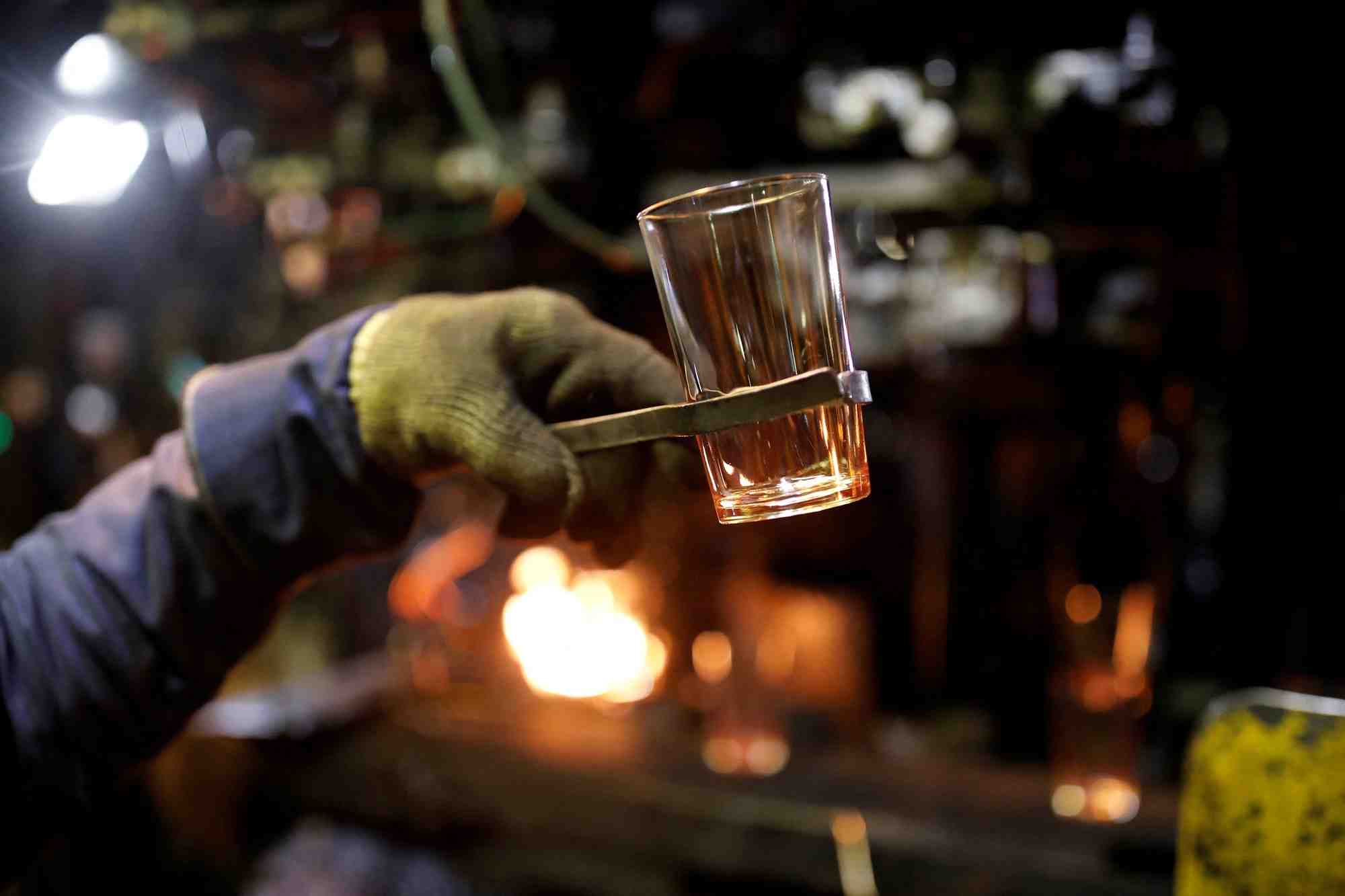 Photo d'archives d'un employe tenant un verre alors qu'il travaille dans une usine pres d'orleans en france