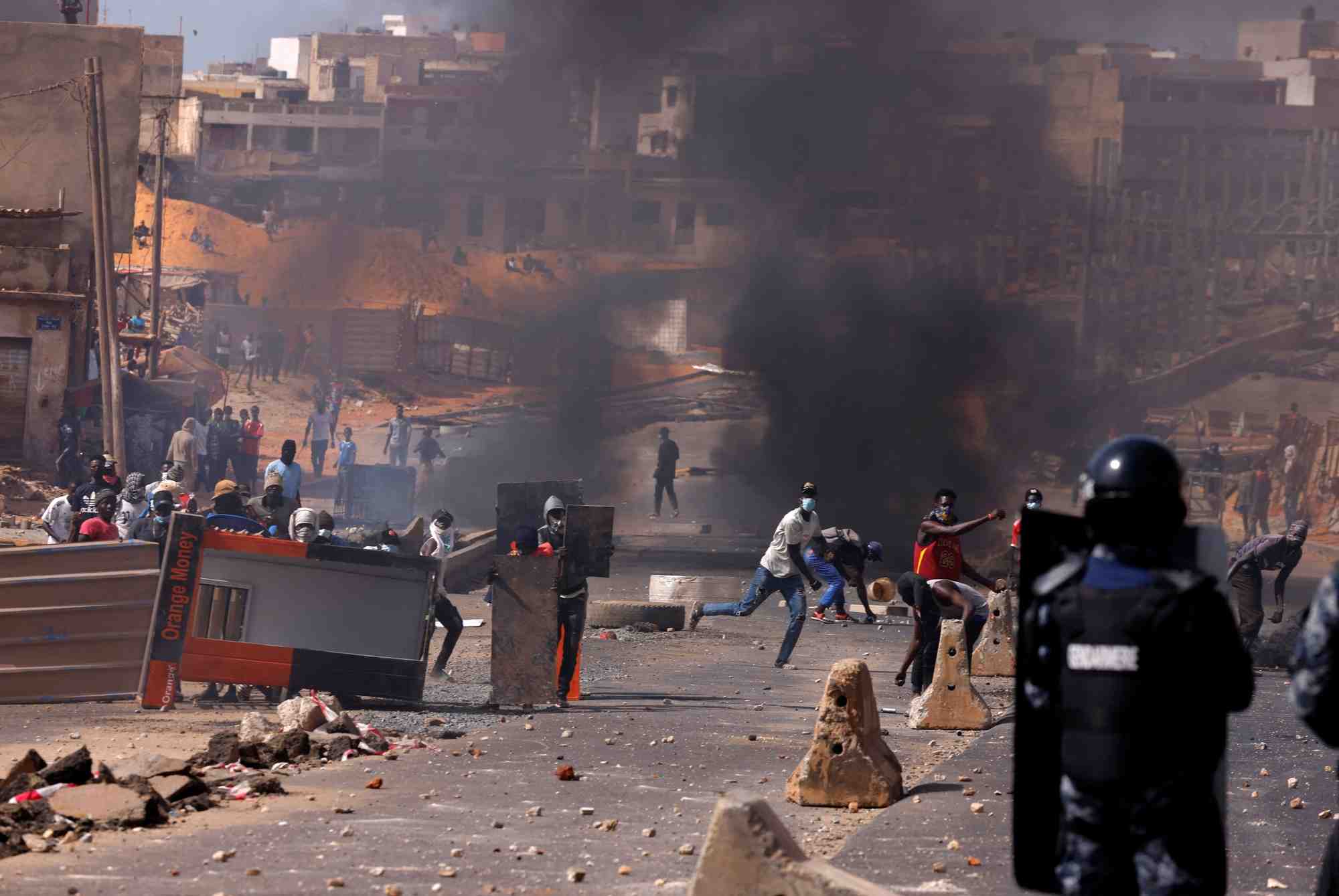 Des partisans du leader de l'opposition senegalaise, ousmane sonko, affrontent les forces de securite a dakar