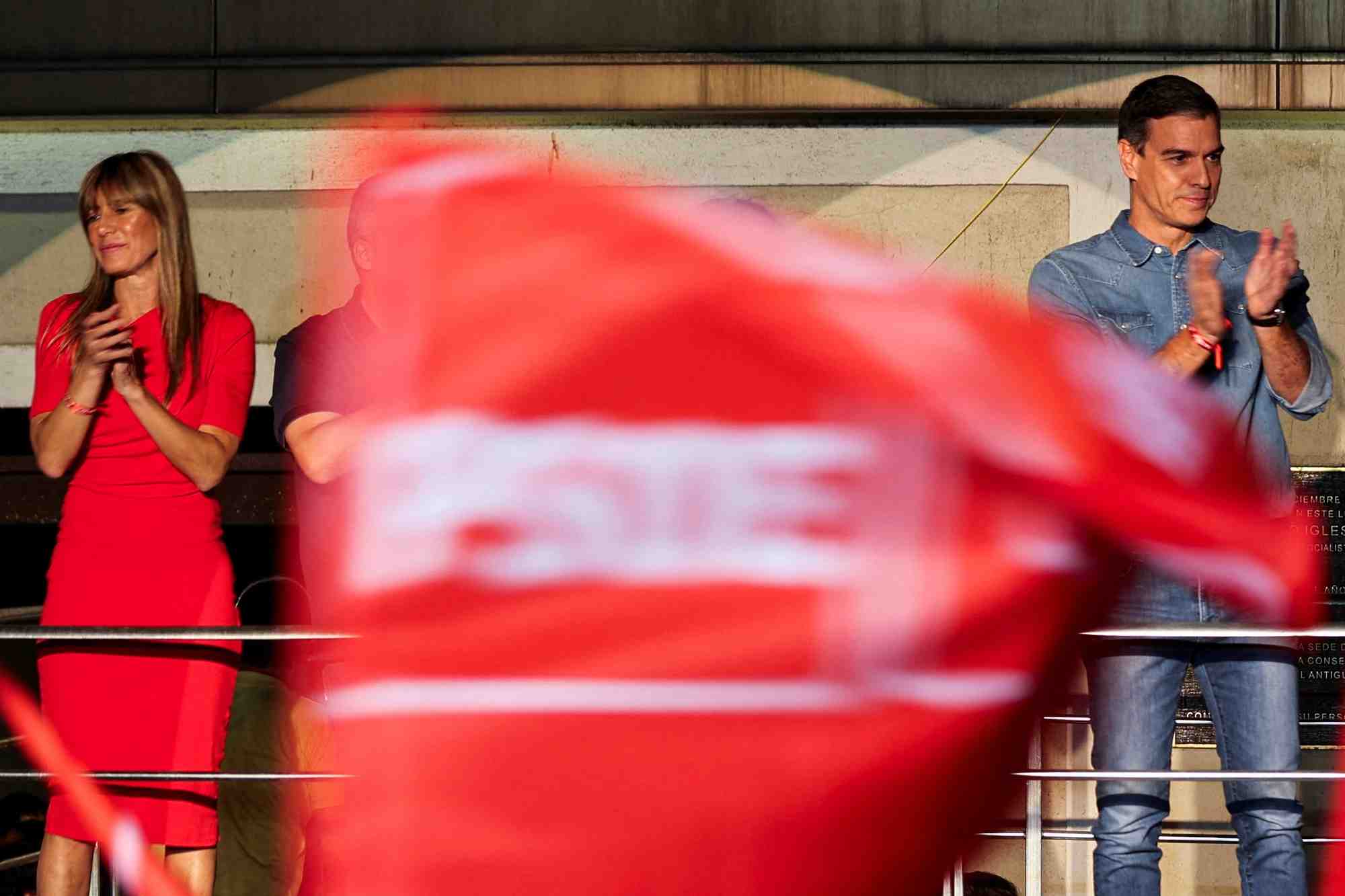 Le premier ministre sortant pedro sanchez et son epouse begona gomez