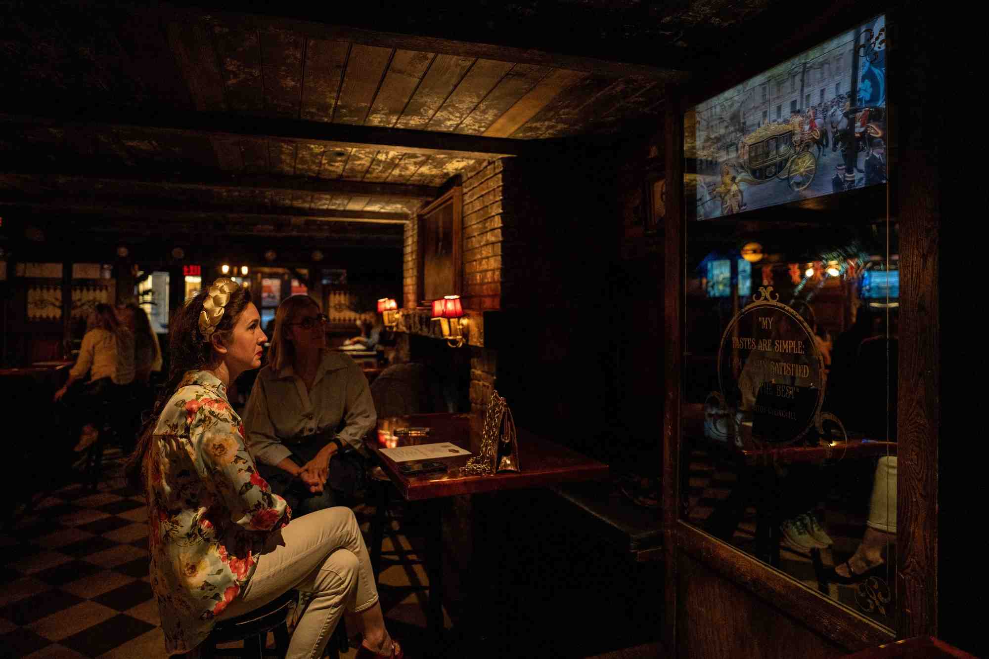 Des gens sont assis dans un bar a new york