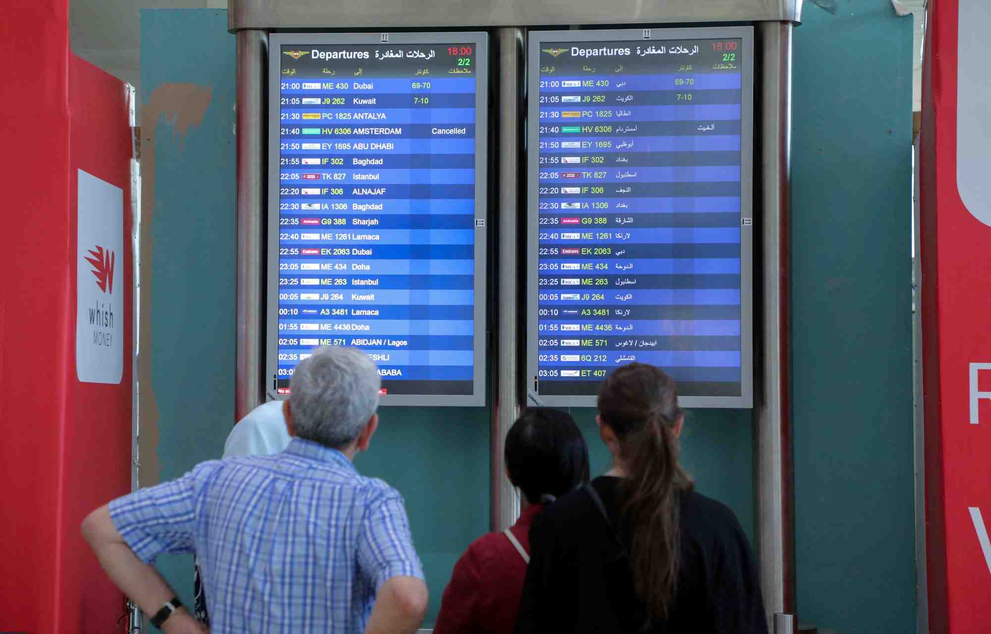 Des gens consultent les panneaux d'information de vol a l'aeroport international de beyrouth-rafic hariri