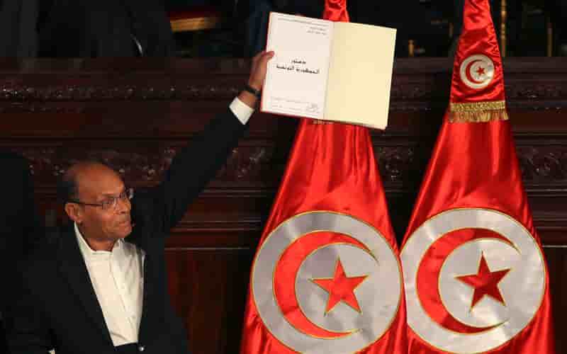 Hollande à Tunis pour la cérémonie d'adoption de la Constitution