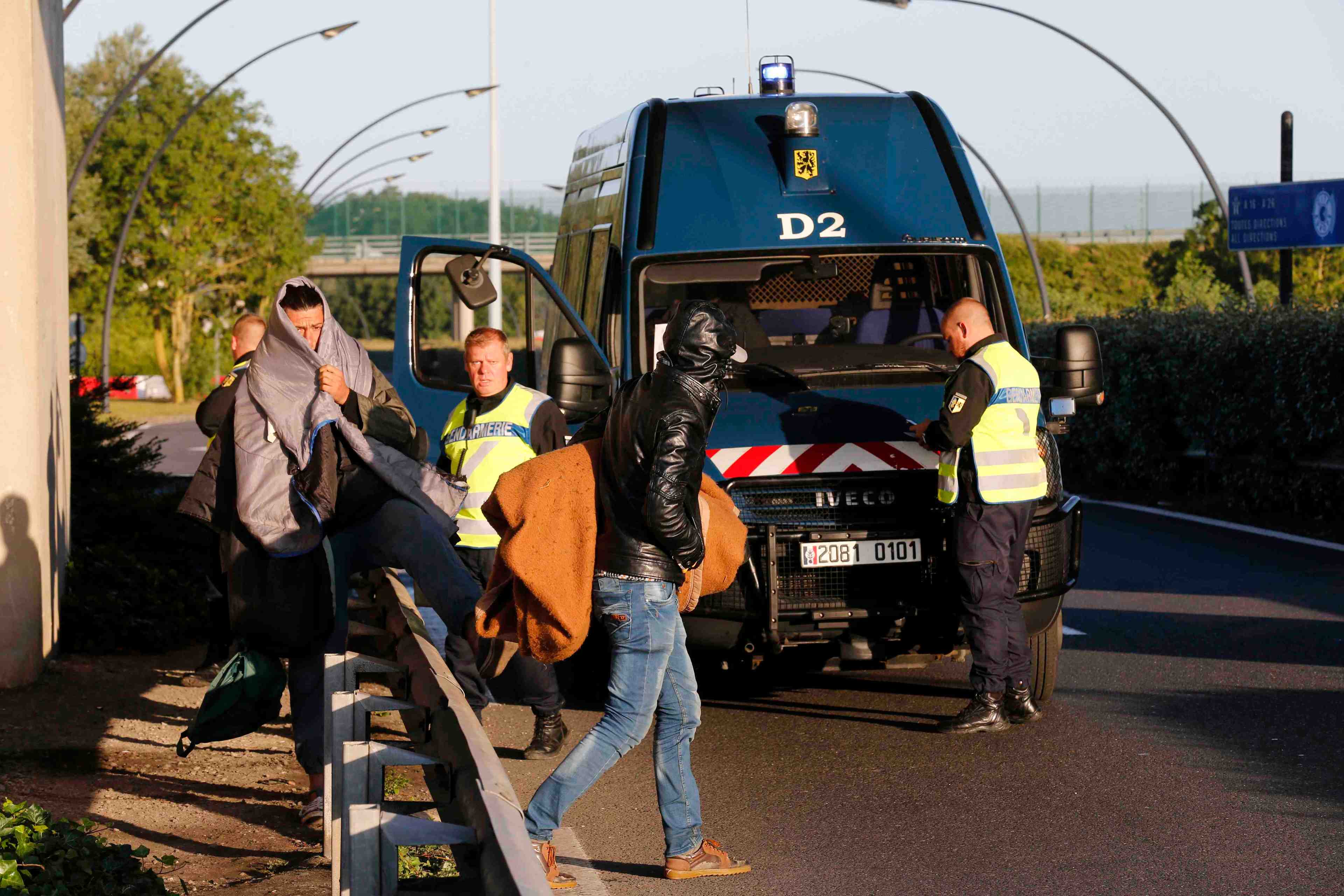 Paris renforce la securite du site eurotunnel apres un 9e mort