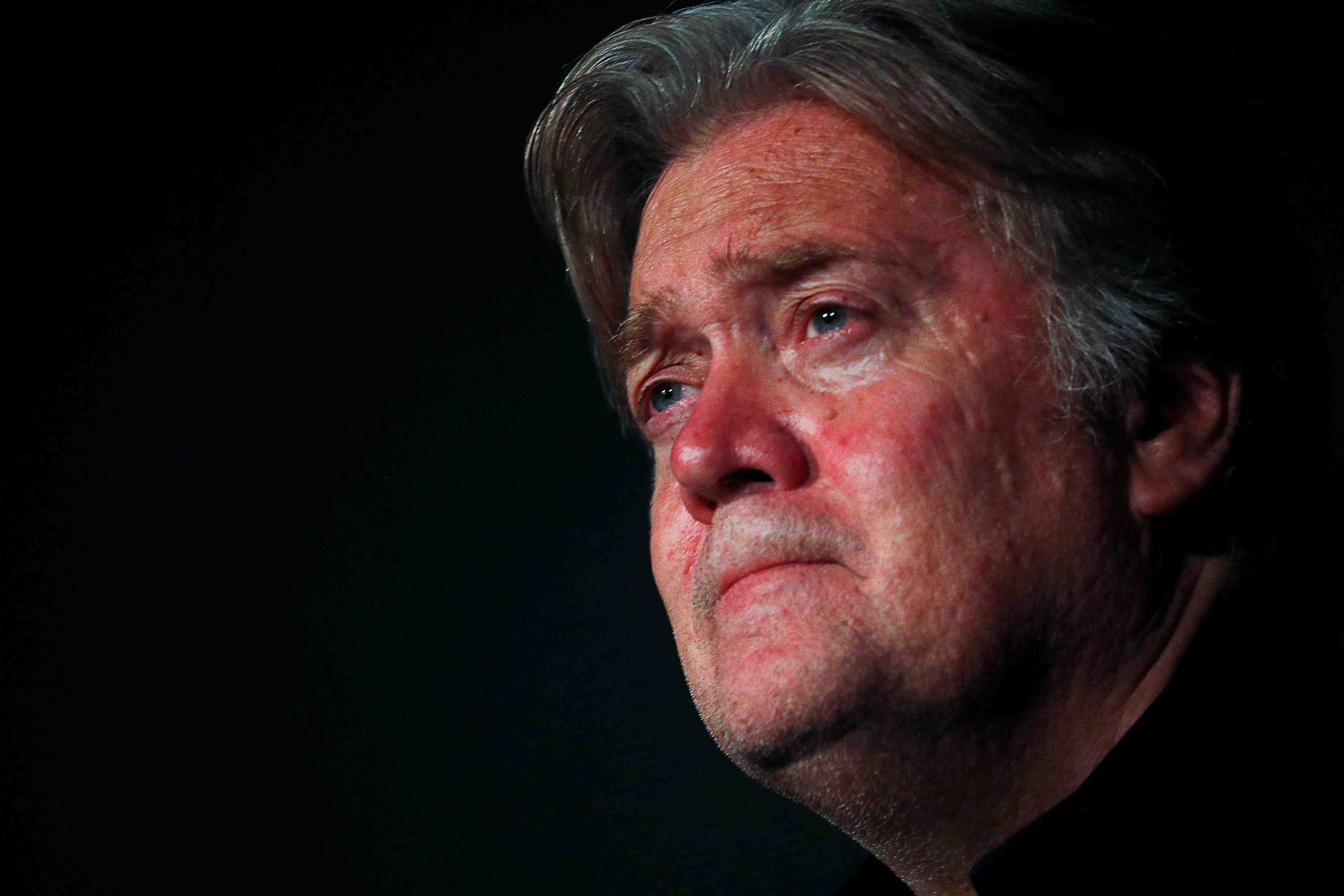 Elections europeennes: steve bannon veut faire campagne pour viktor orban