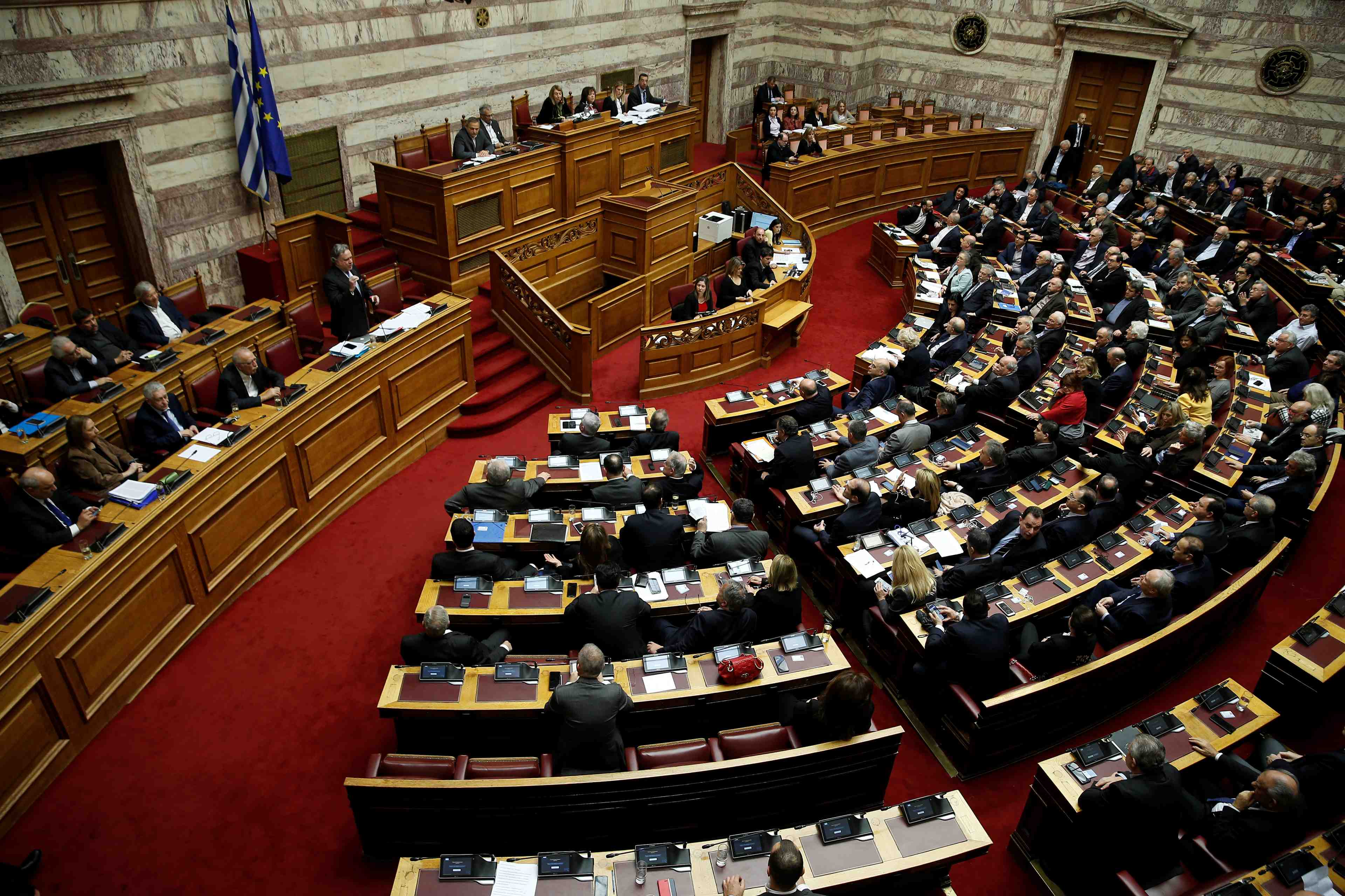 Le vote du parlement grec sur la macedoine reporte a vendredi