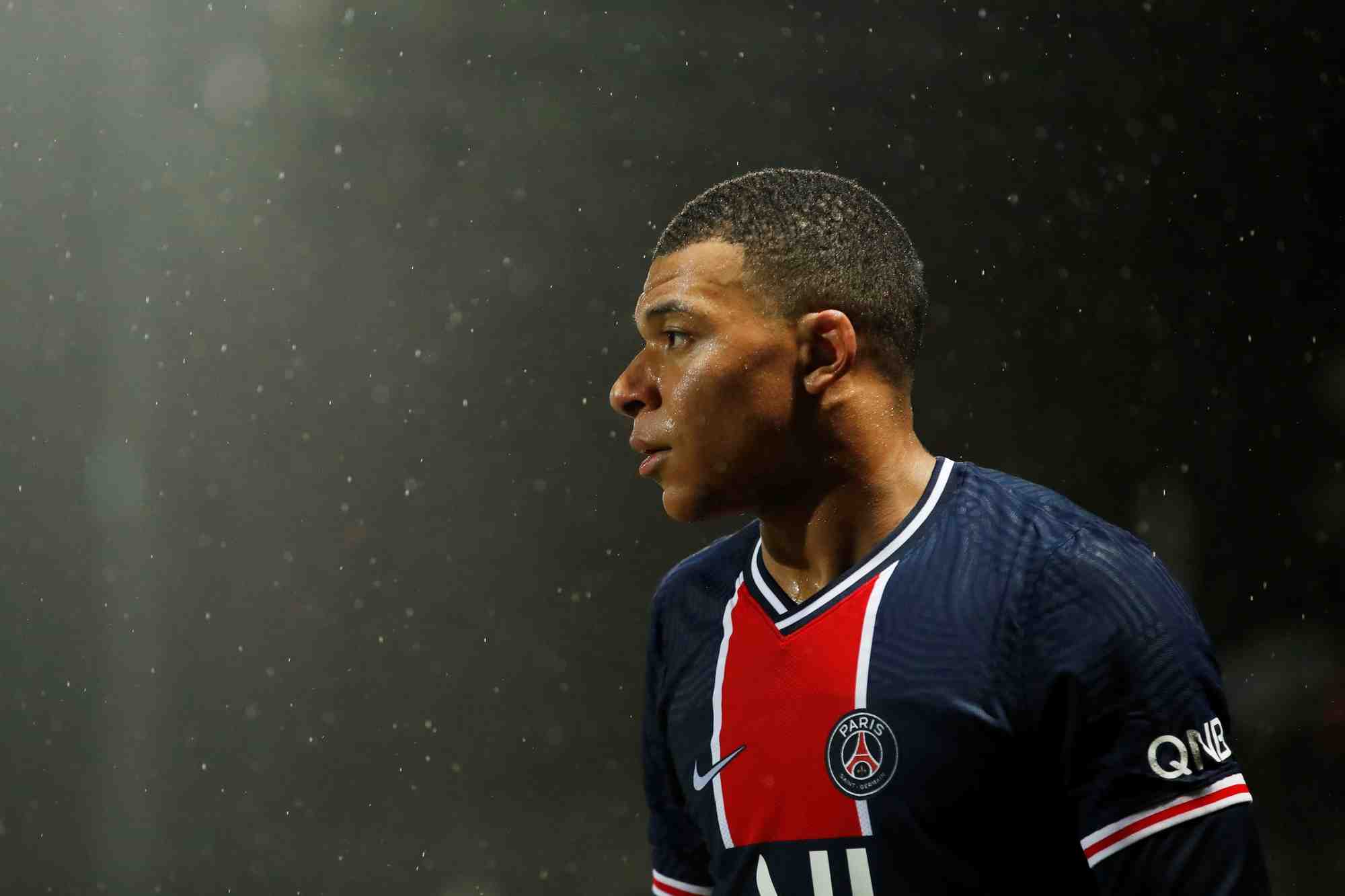 Football: kylian mbappe va rester au paris-saint-germain, rapporte l'equipe