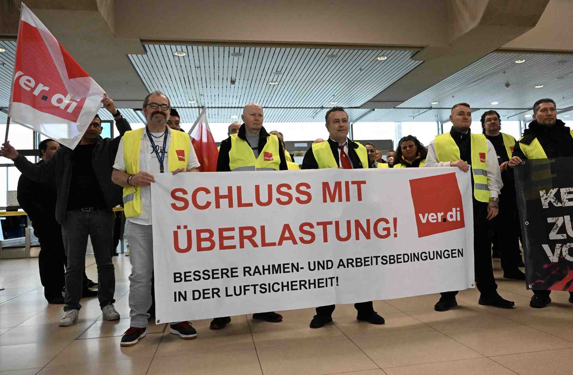 Des travailleurs du secteur aerien en greve a l'aeroport cologne-bonn