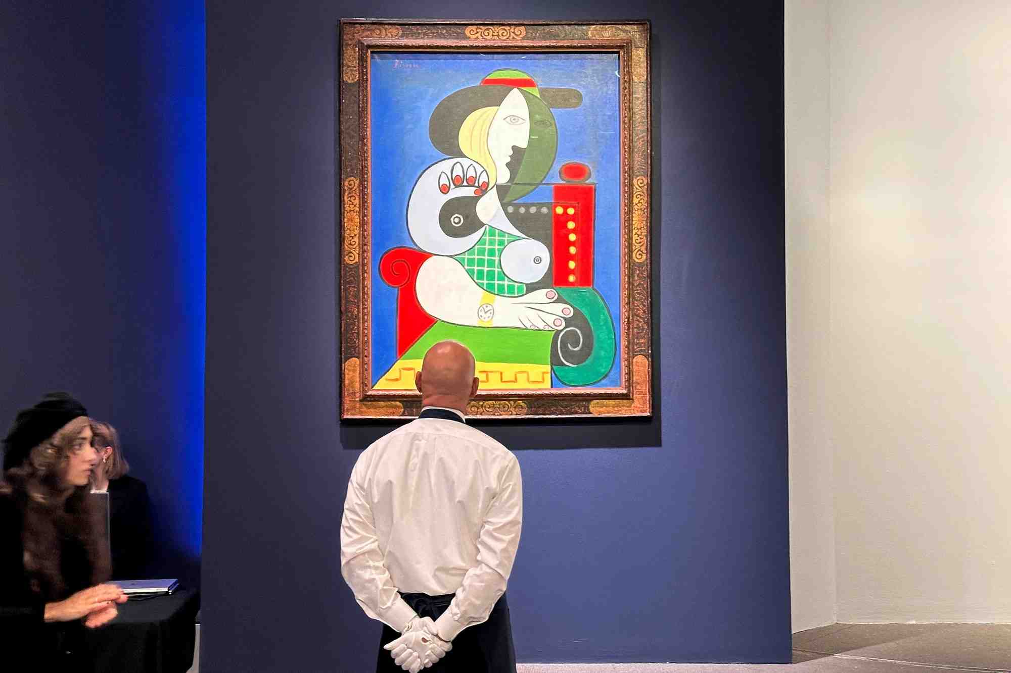 Le tableau de pablo picasso "femme a la montre" de 1932 est expose lors d'une vente aux encheres chez sotheby's a new york