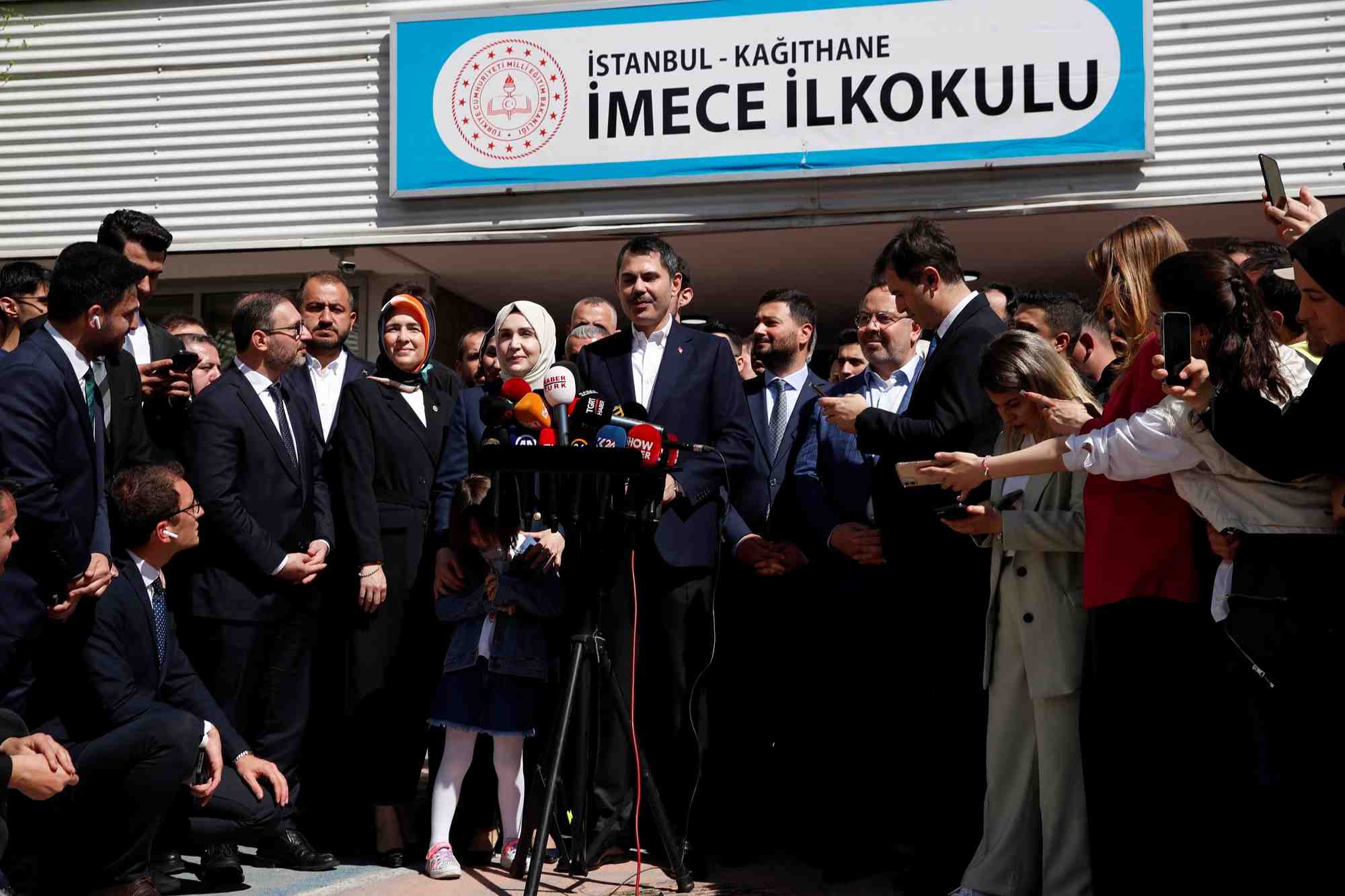 Le candidat a la mairie de l'akp, kurum, vote lors des elections locales a istanbul