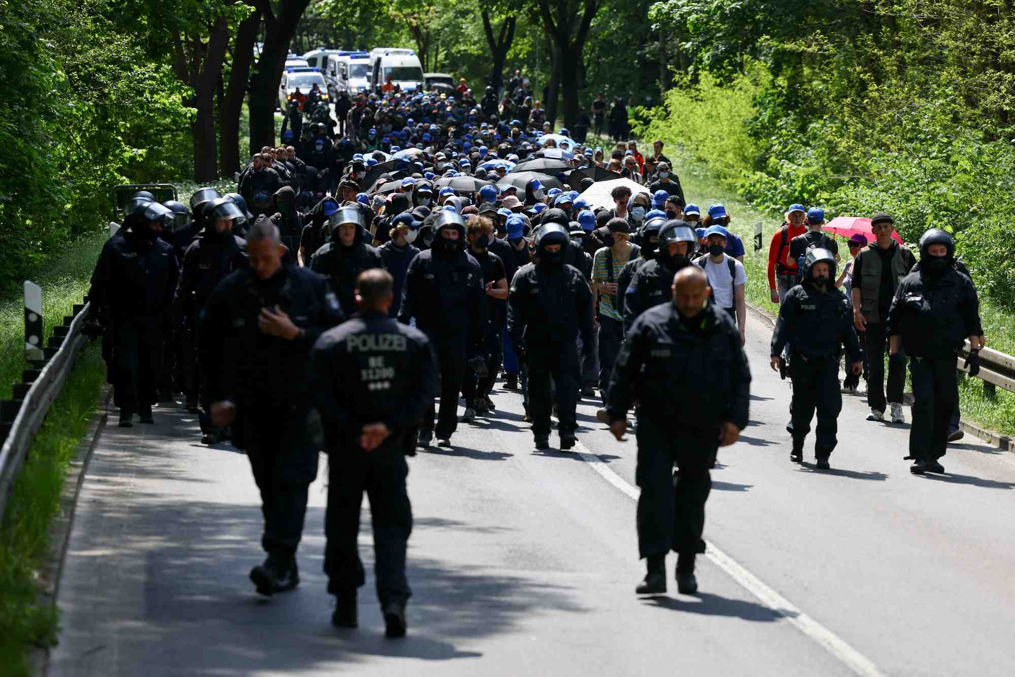 Des manifestants opposes a l'expansion de l'usine tesla a grunheide, pres de berlin