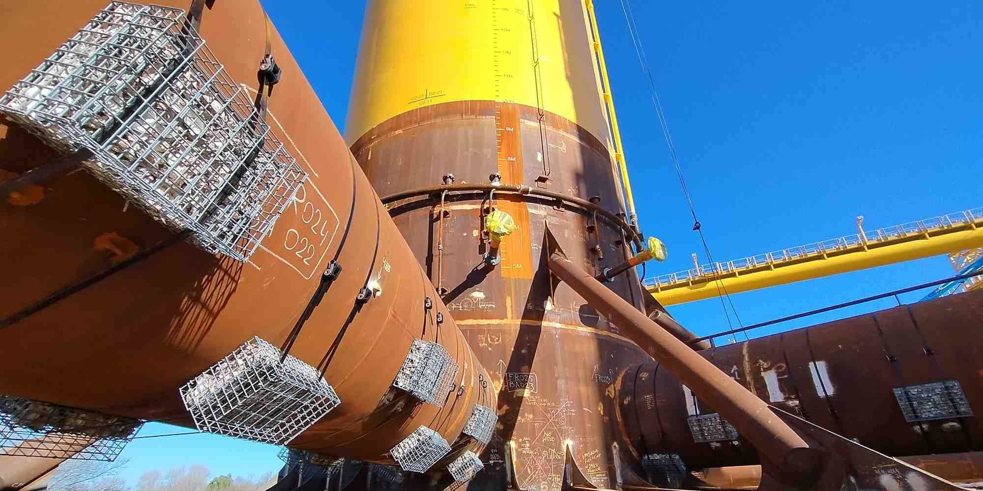 Ecocean vient d'installer trente-deux Biohuts sur l'un des trois flotteurs de la ferme pilote d'éoliennes flottantes du golfe du Lion (EFGL), en cours de construction par Ocean Winds au large de Leucate et Le Barcarès.