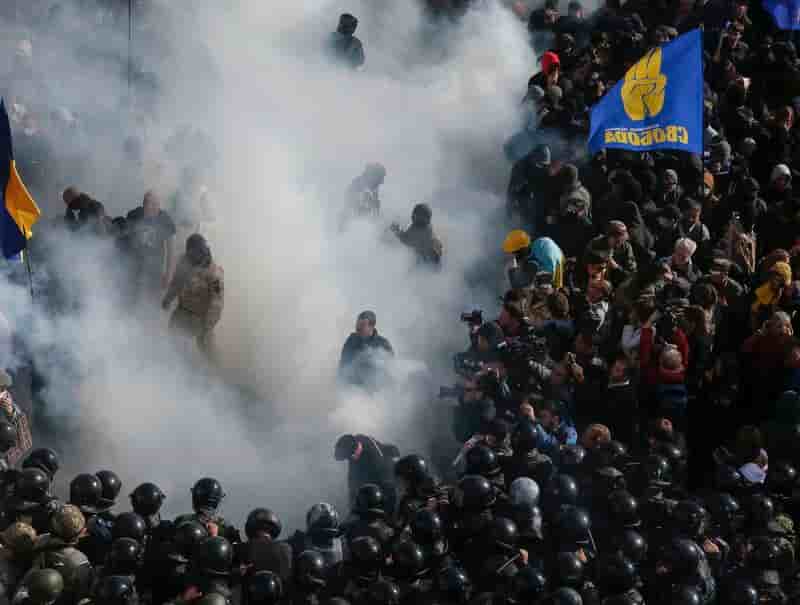L'Ukraine légifère contre la corruption, des heurts éclatent