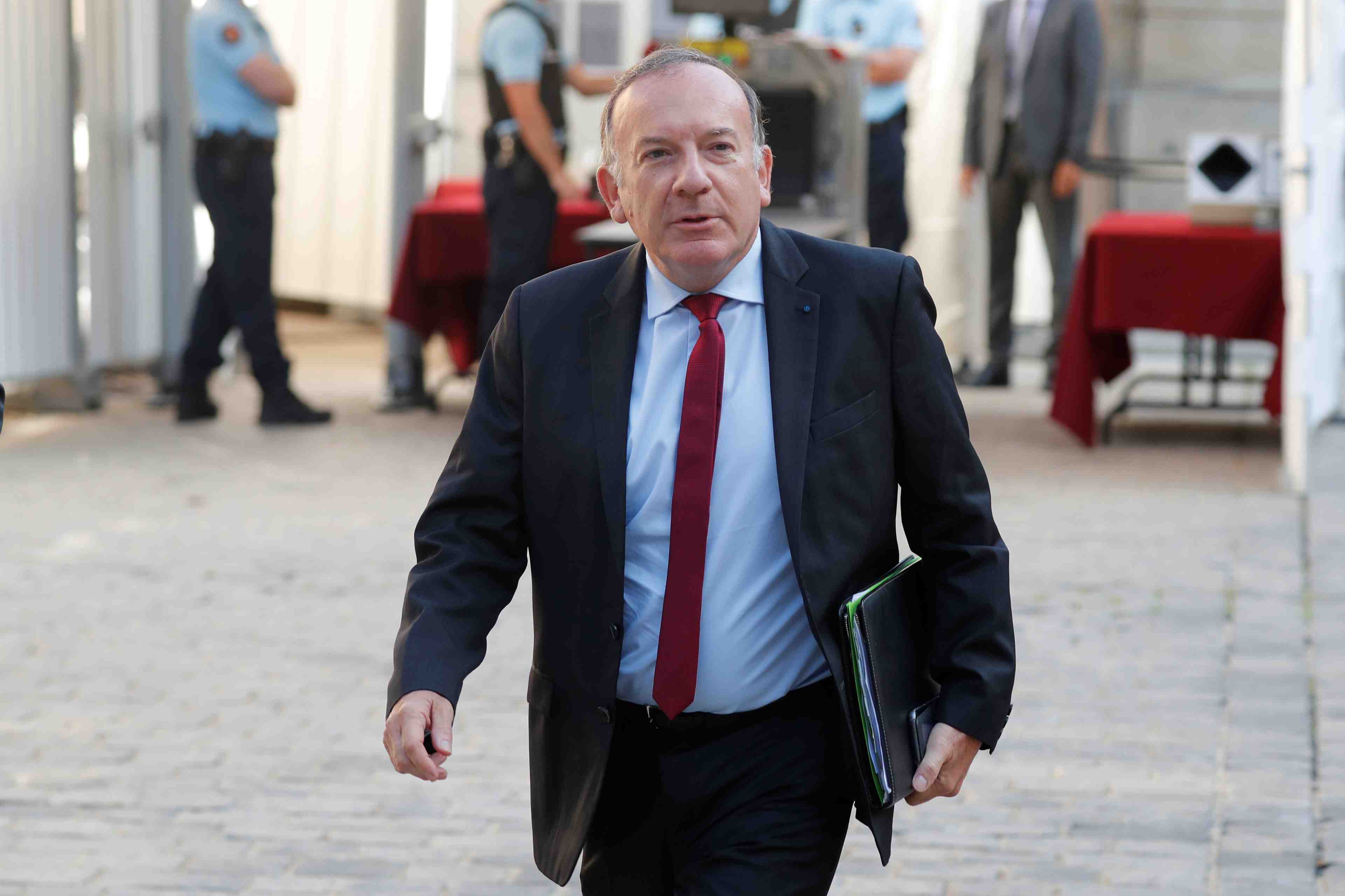 Le ministre de l'education "consterne" par un slogan du medef