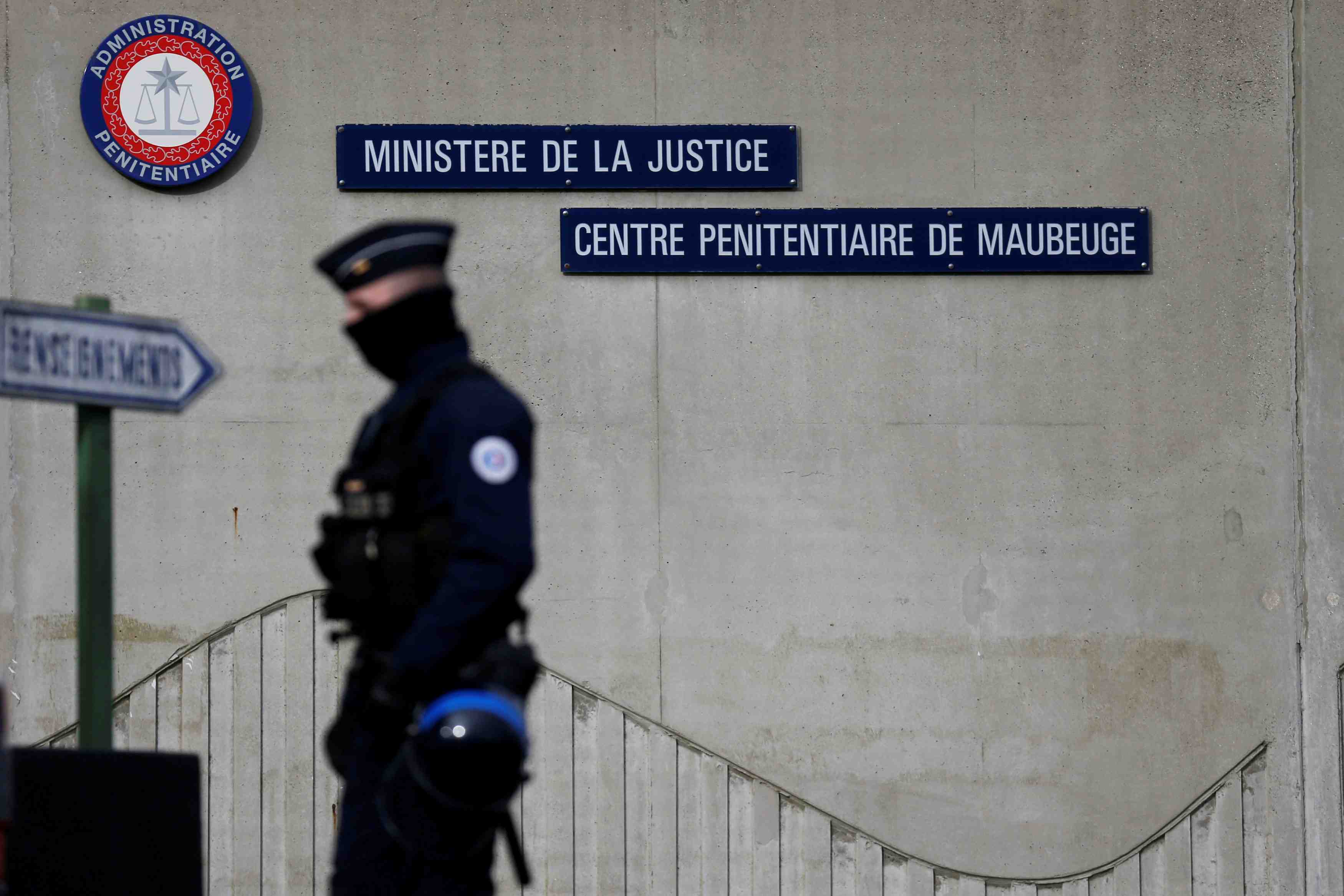 Belloubet appelle a la reprise dans les prisons, evoque des sanctions