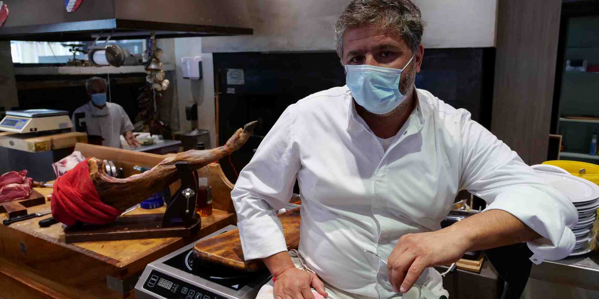 Rolland Schembri, propriétaire de restaurant, pose durant une interview avec Reuters, après que le gouvernement a annoncé la fermeture pendant deux semaines des cafés et restaurants à Marseille et à Aix pour limiter la propagation du coronavirus (le 25 septembre 2020 à Marseille)