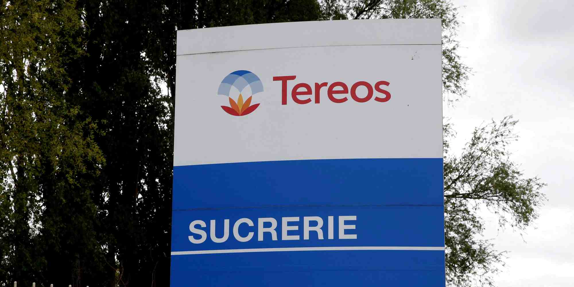 Photo d'archives du logo tereos a l'entree de la sucrerie tereos
