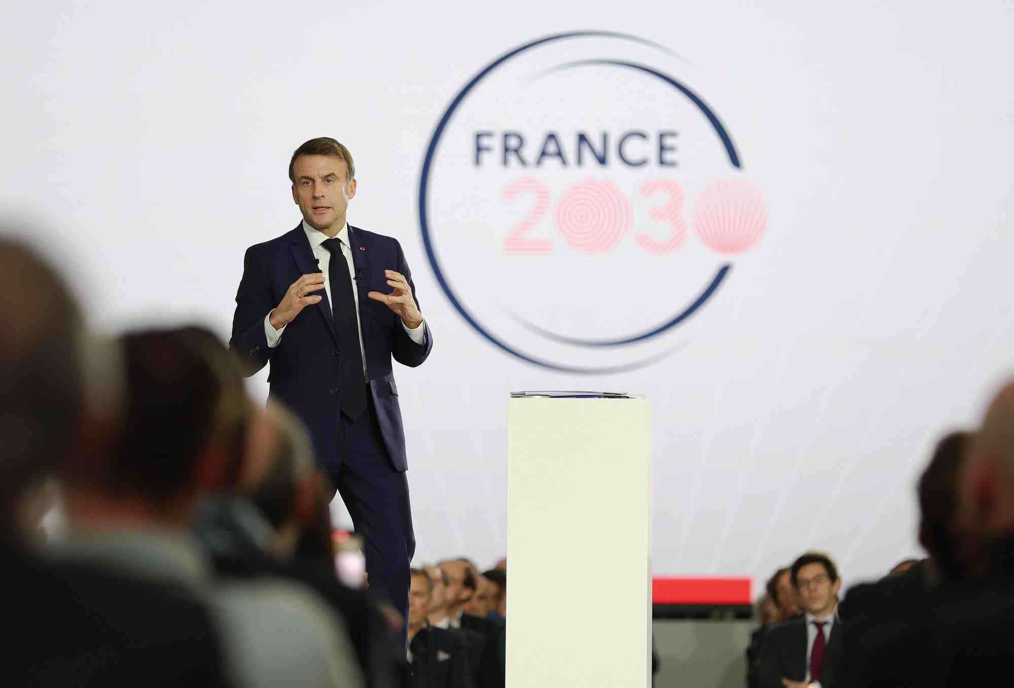 À l'occasion de sa venue à Toulouse en décembre 2023, Emmanuel Macron s'est montré critique à l'égard du récent accord européen sur la régulation de l'intelligence artificielle.