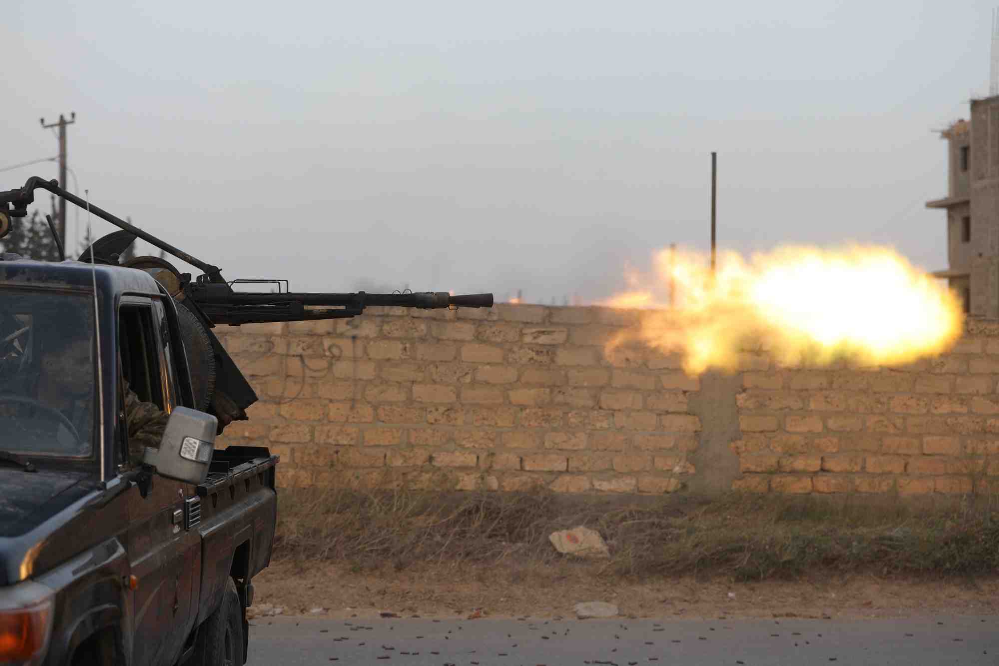 Plongée dans le chaos depuis 2011, la Libye est divisée en deux camps rivaux entre le GNA, qui siège à Tripoli et qui est reconnu par la communauté internationale, et un gouvernement parallèle soutenu par le maréchal Khalifa Haftar, dans l'est du pays.