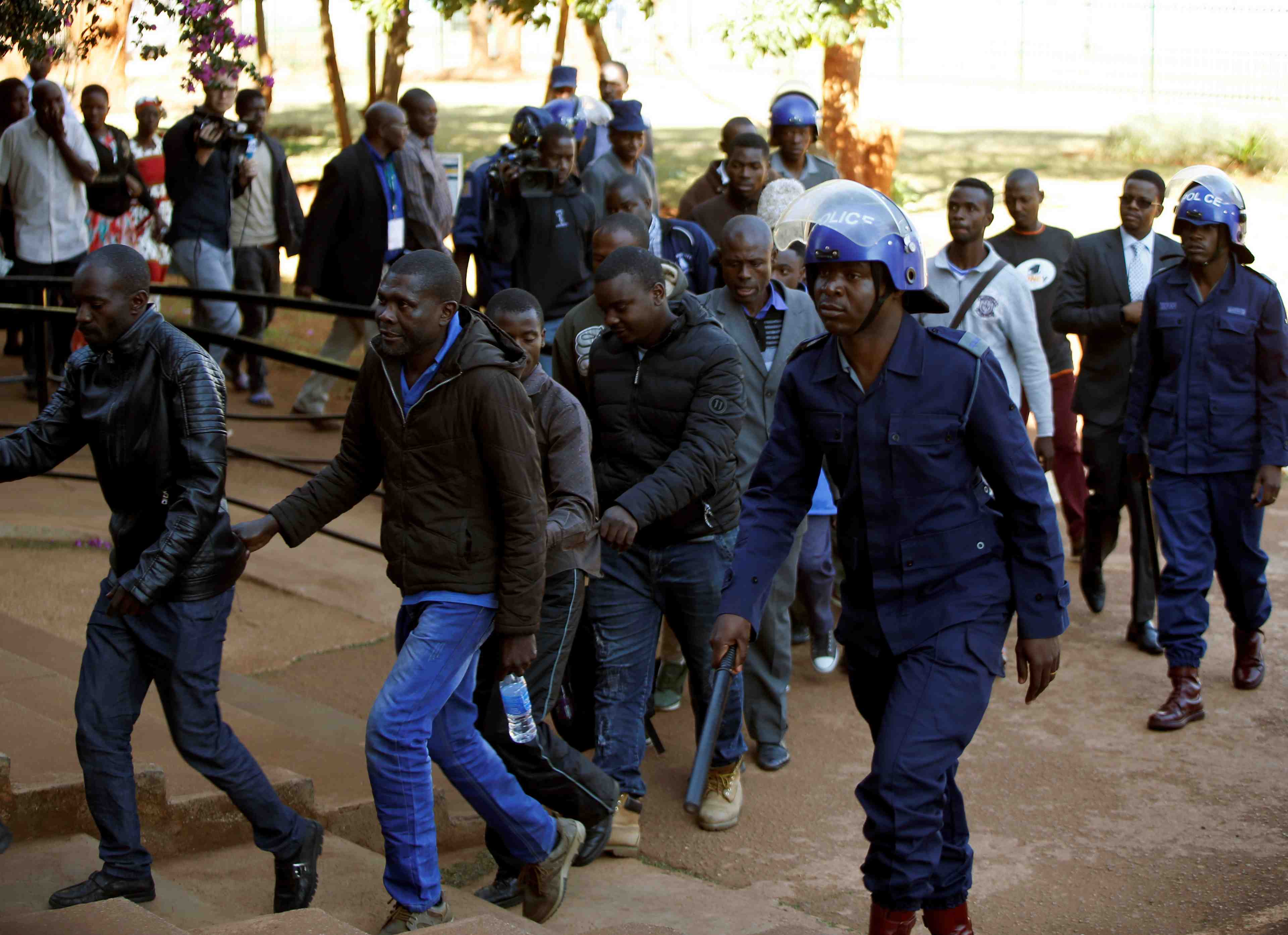 La grande-bretagne preoccupee par la situation au zimbabwe