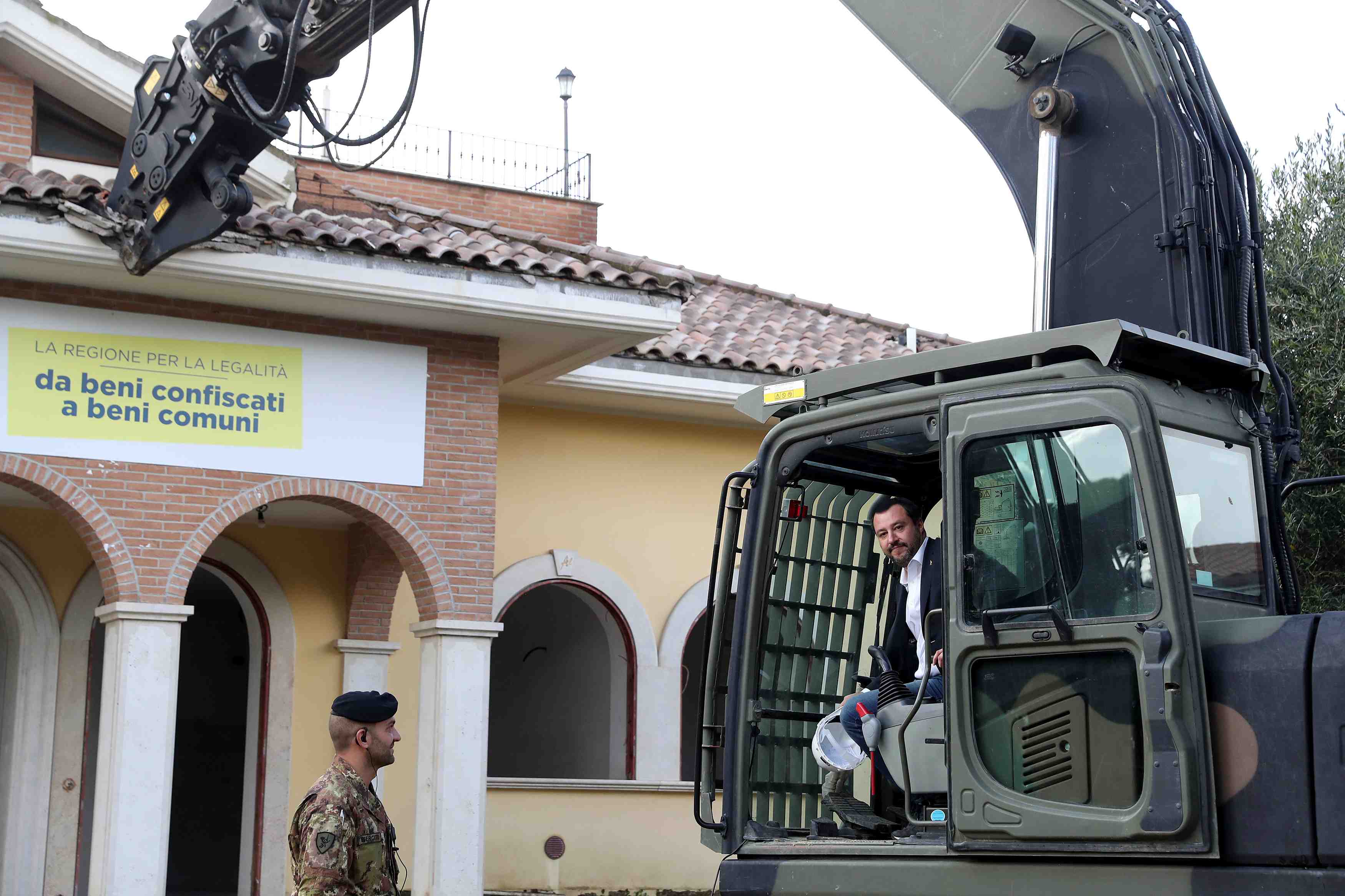 Salvini lance la demolition d'une villa d'un clan mafieux