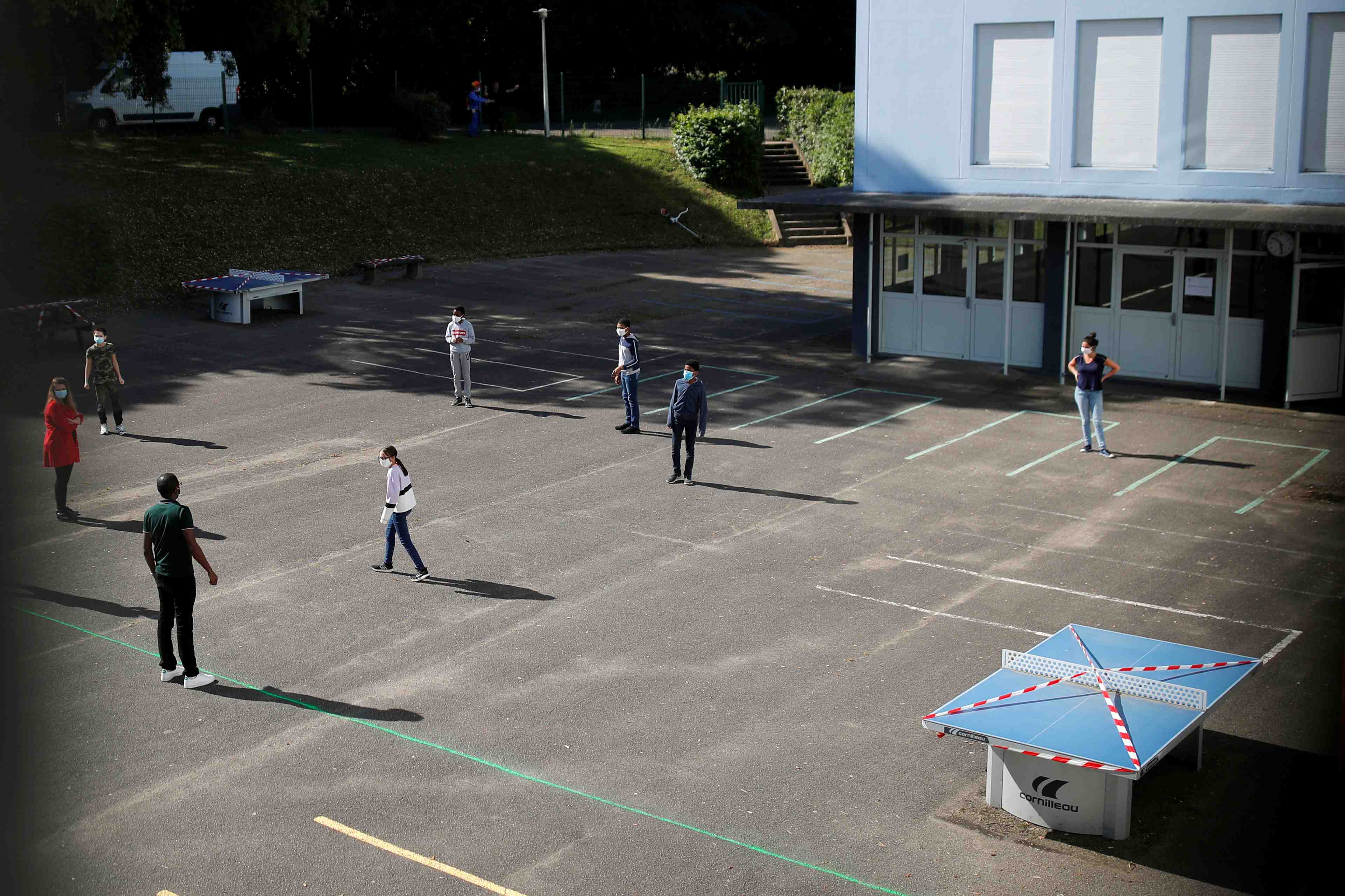 France: les lycees autorises a passer en partie en cours a distance