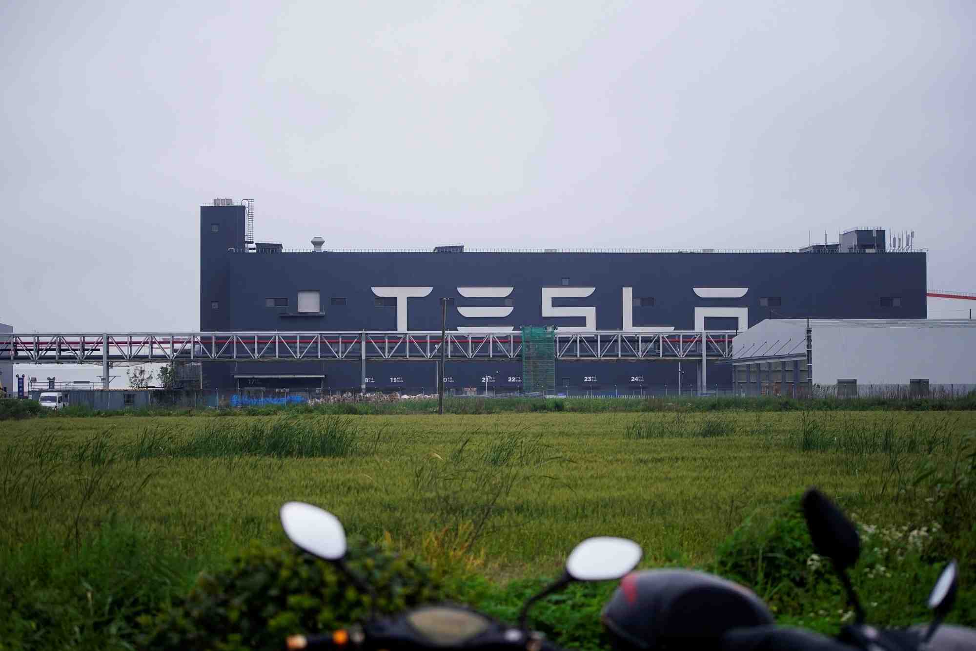 Photo d'un logo de tesla visible sur la facade de l'usine de tesla a shanghai