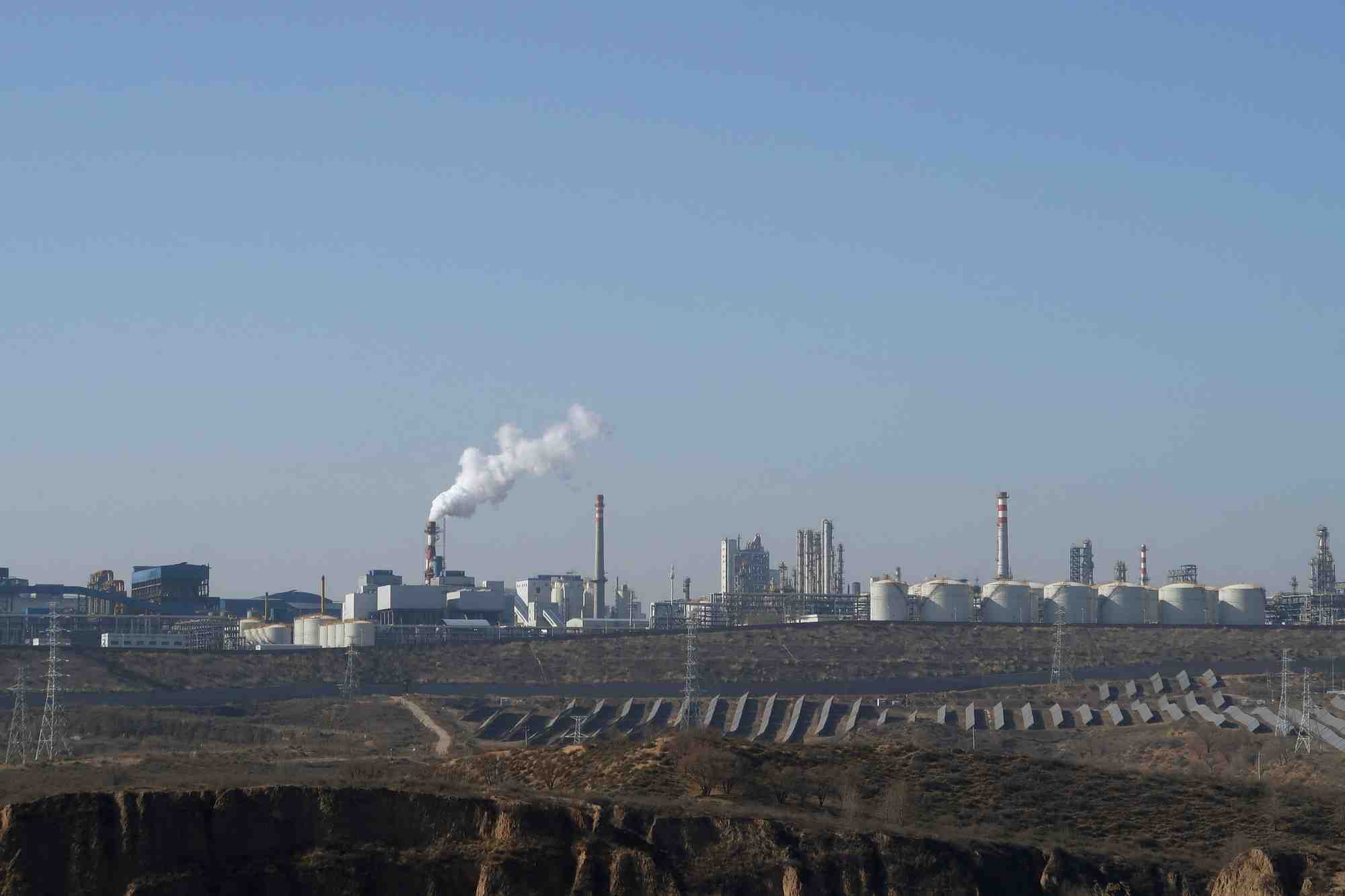 Des panneaux devant les usines du parc industriel de jinjie, a shenmu