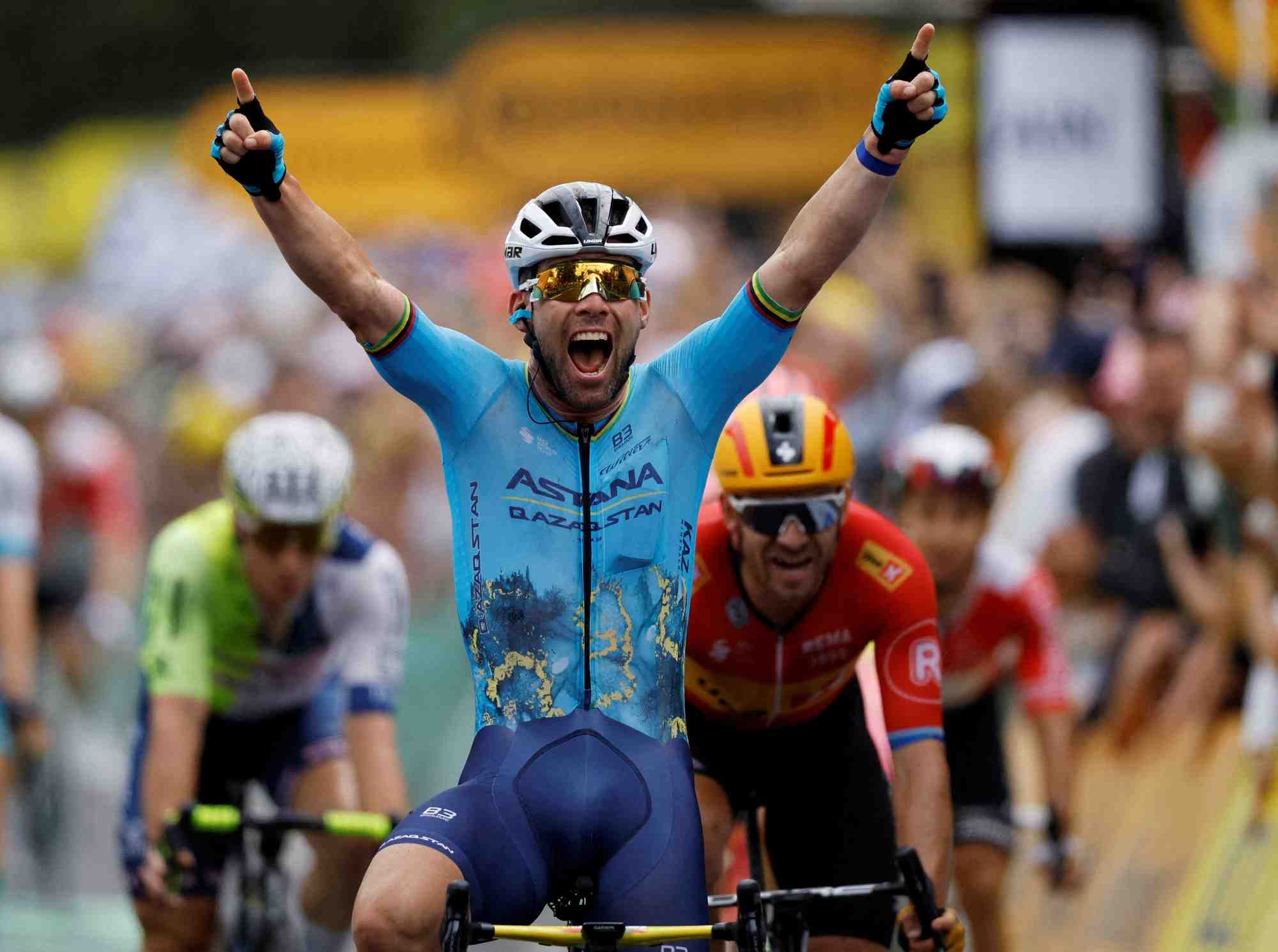 Mark cavendish de l'equipe astana qazaqstan fete sa victoire lors de la 5eme etape du tour de france