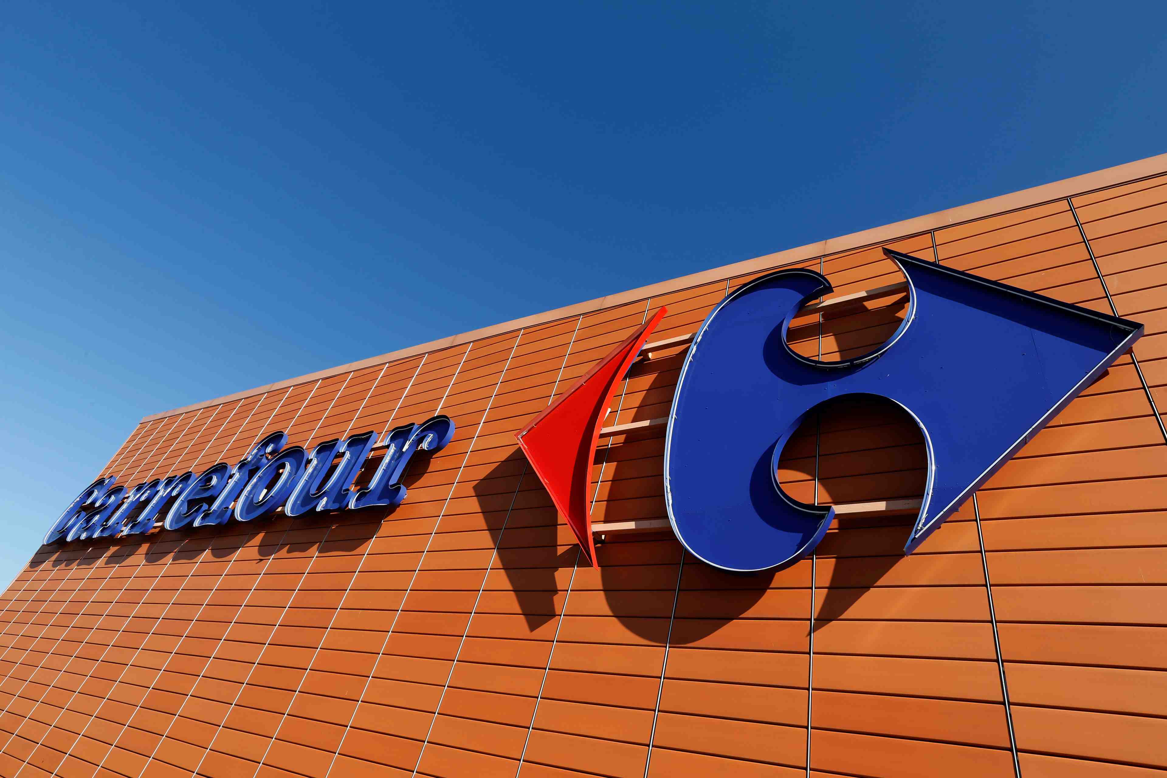 Carrefour reflechit a une offre sur casino, rapporte bfm business